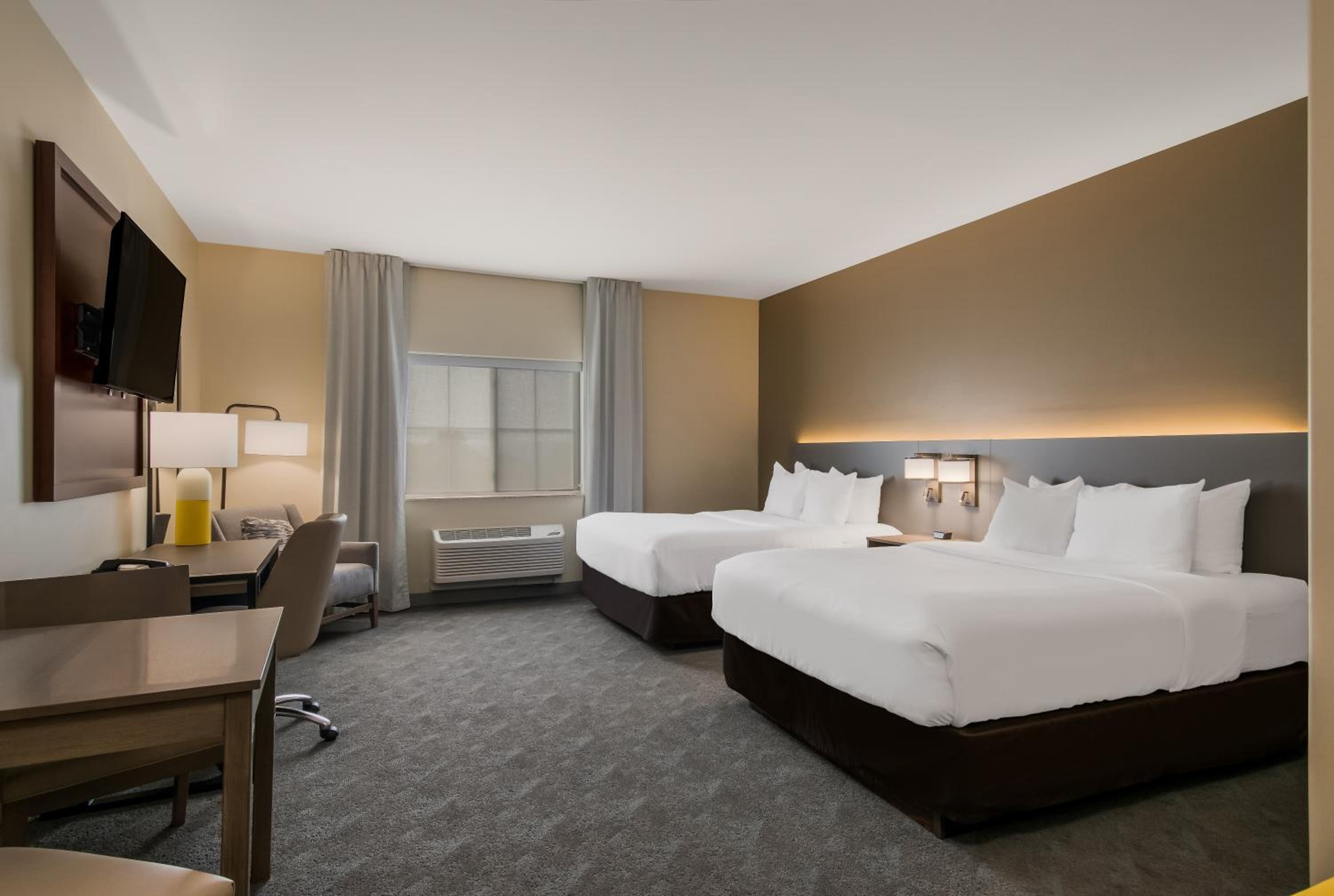 Queen Room with Two Queen Beds - Non-Smoking photo 3
