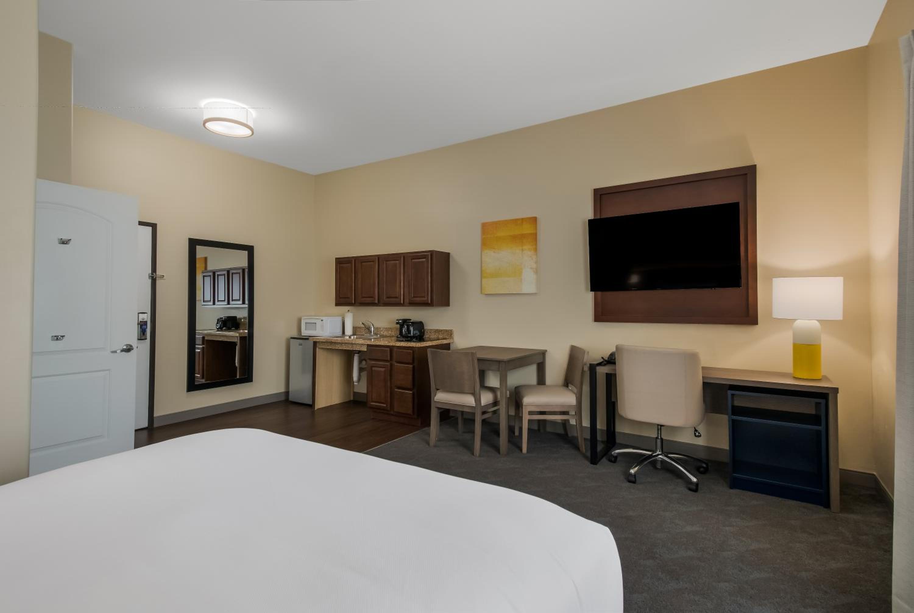 Standard Queen Room with Tub- Mobility Accessible/Non-Smoking photo 1