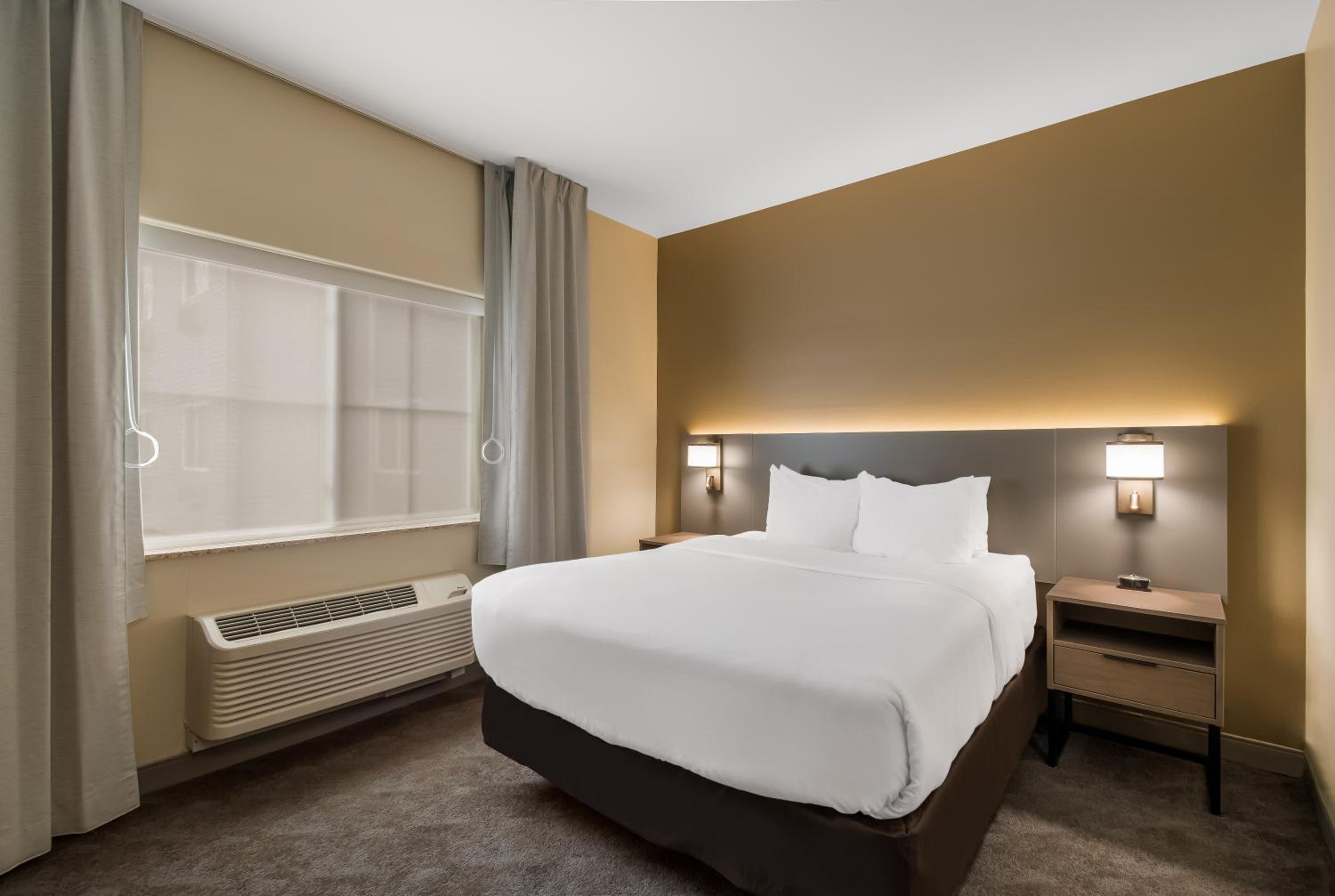 Standard Queen Room with Tub- Mobility Accessible/Non-Smoking photo 3