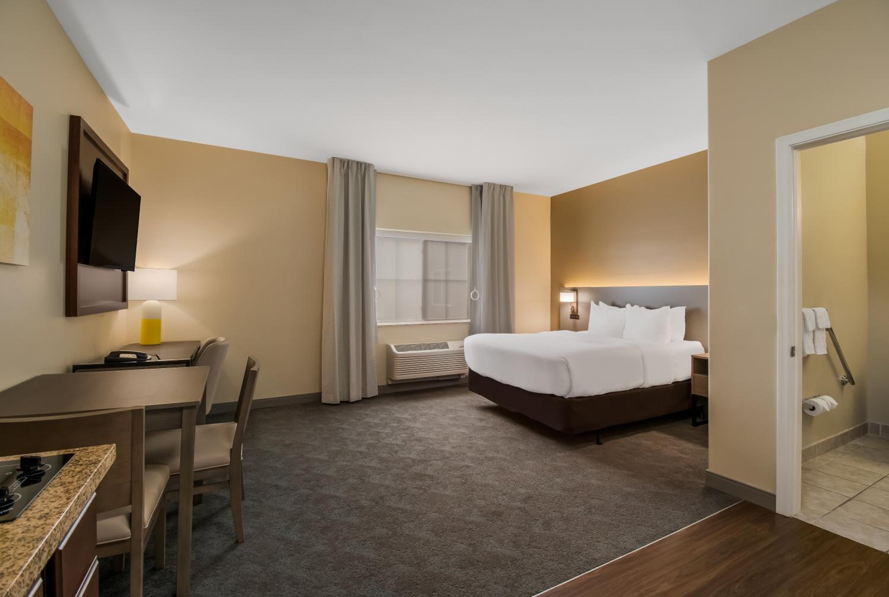 Standard Queen Room with Tub- Mobility Accessible/Non-Smoking photo 2