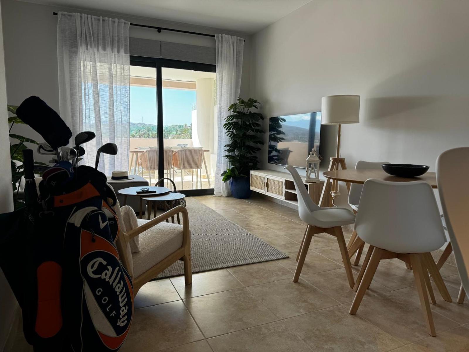 Apartamento de Dos Dormitorios con Vista a la Piscina