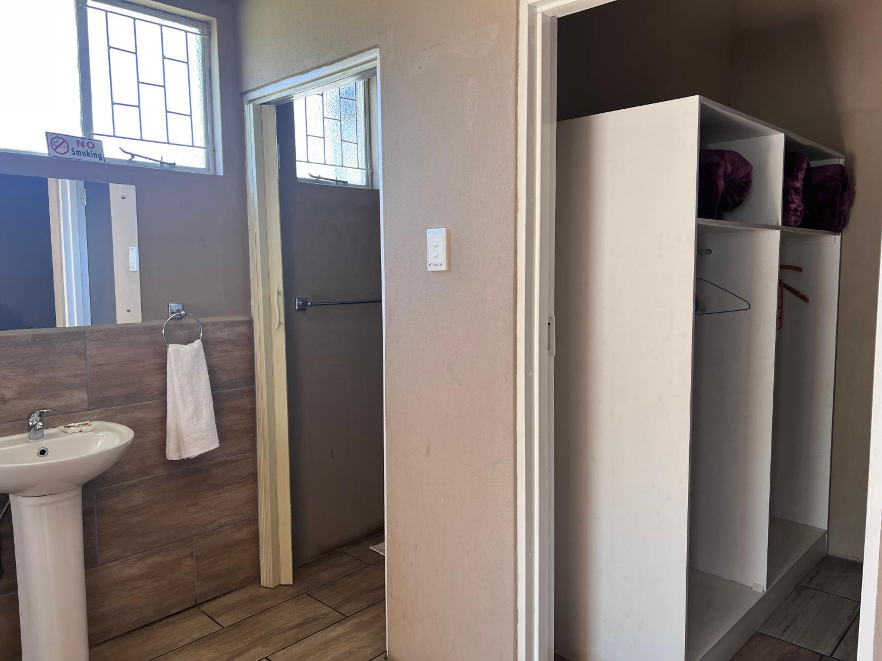 Standard Twin Room - Photo 5