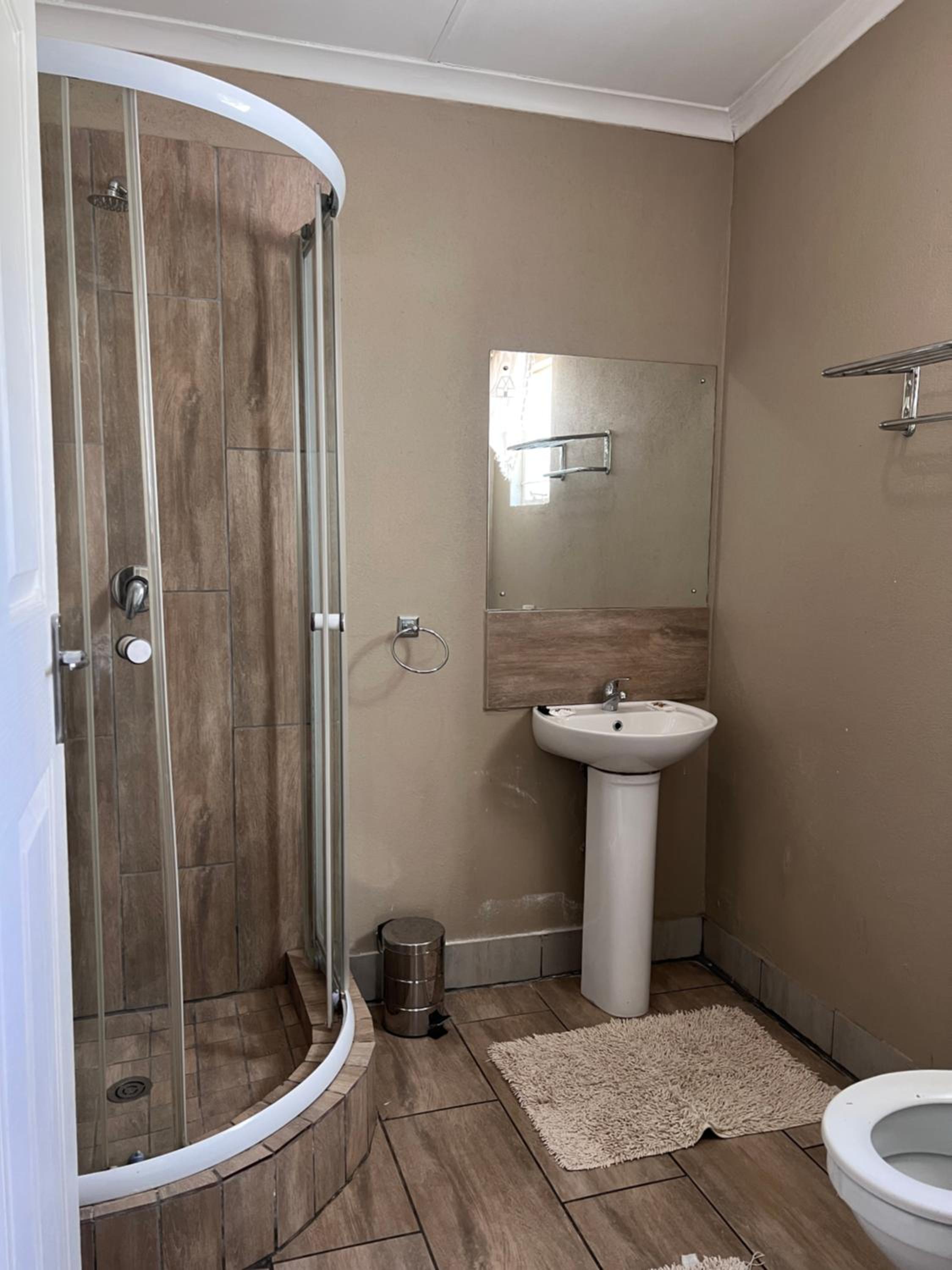 Budget Twin Room - Photo 10