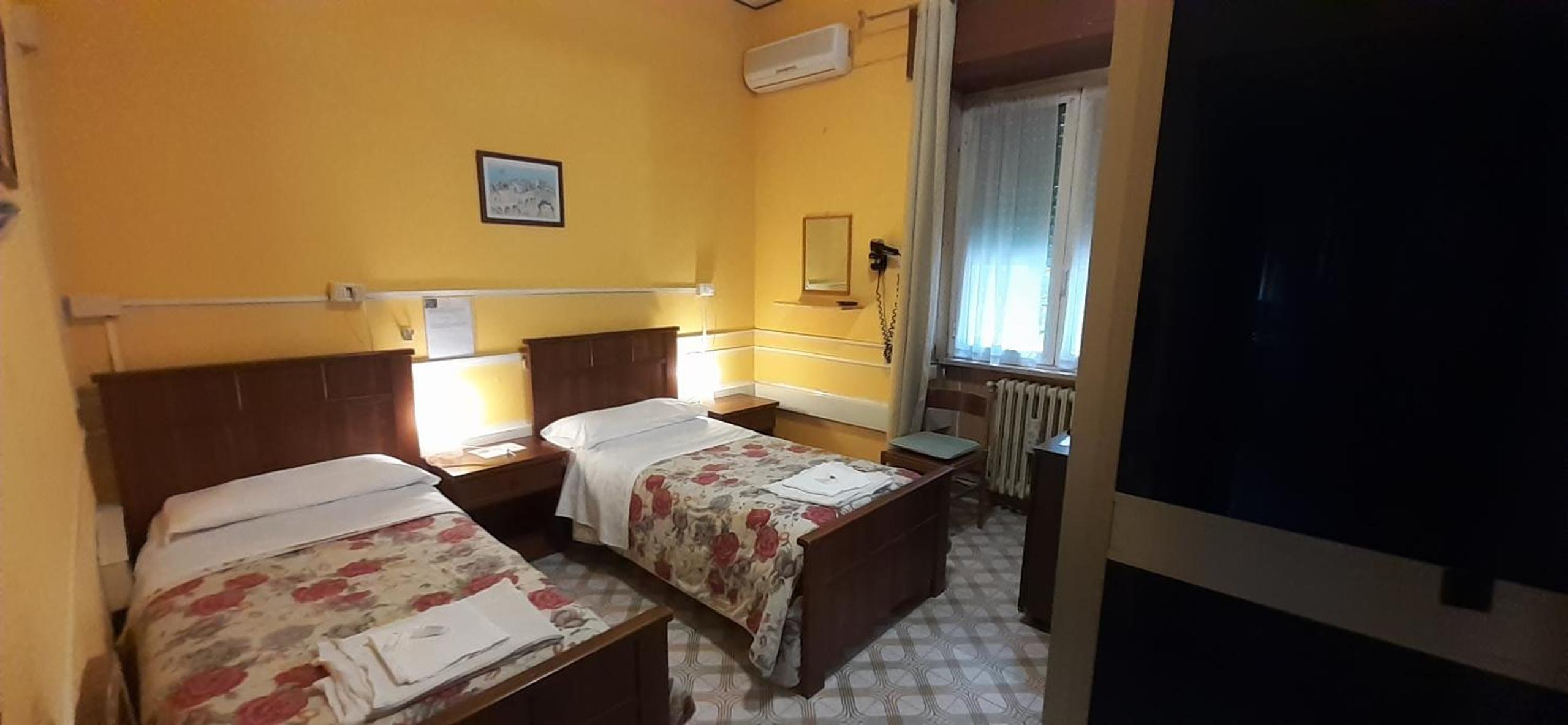 Budget Twin Room photo 2