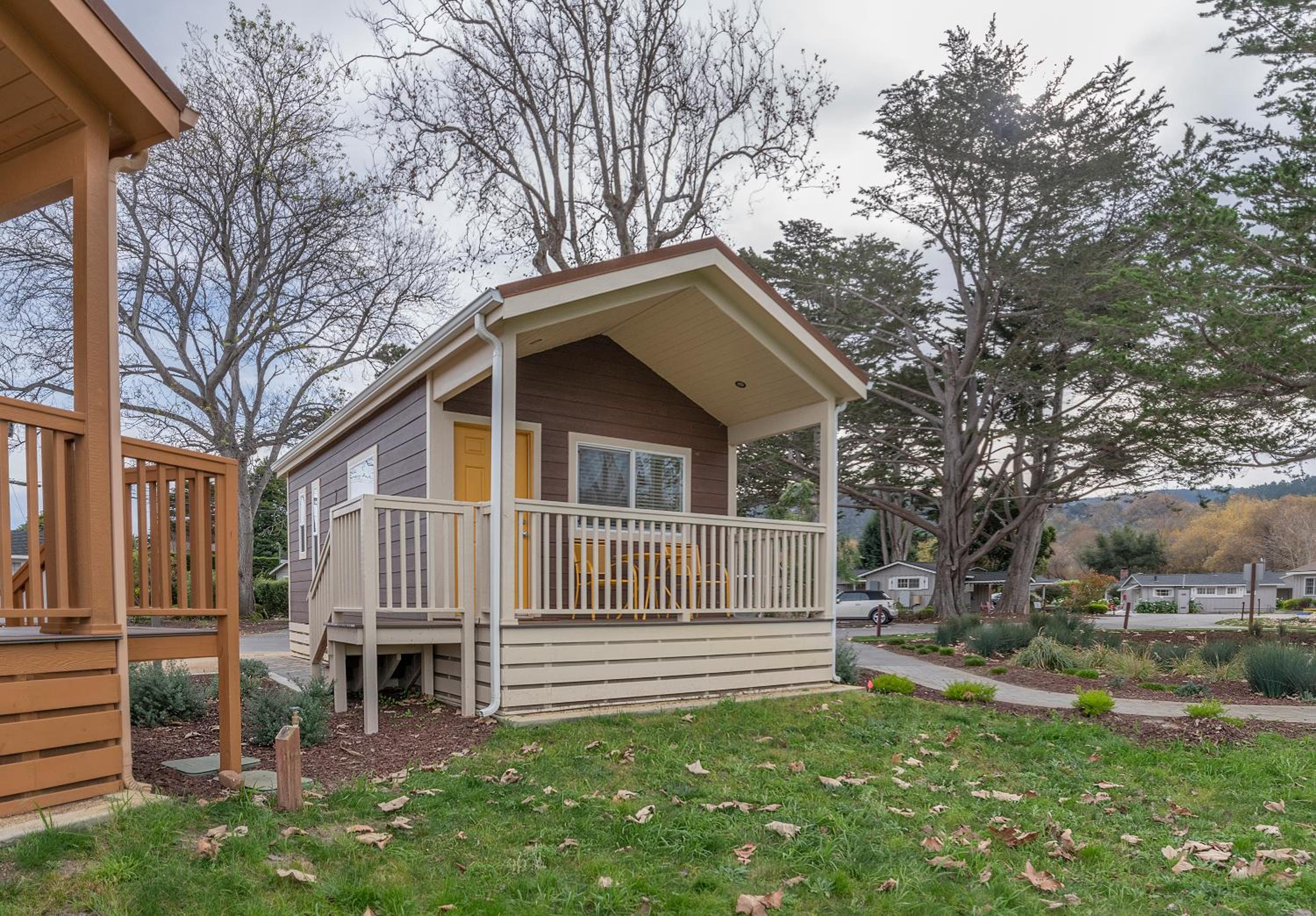 Deluxe Studio Cottage with Kitchenette - Photo 6