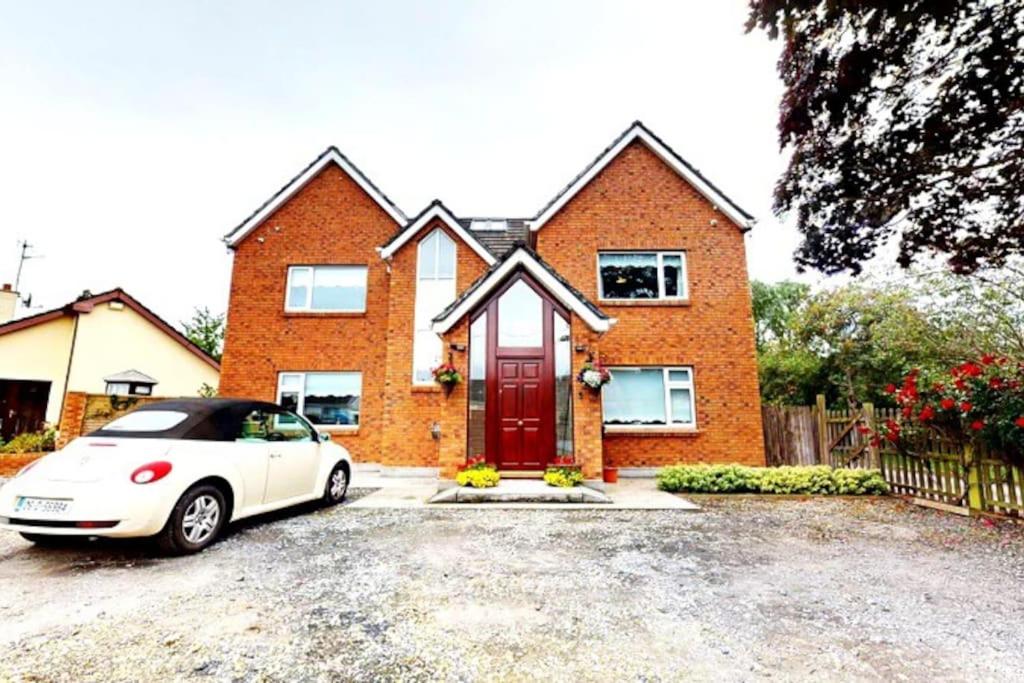 Five-Bedroom House photo 2