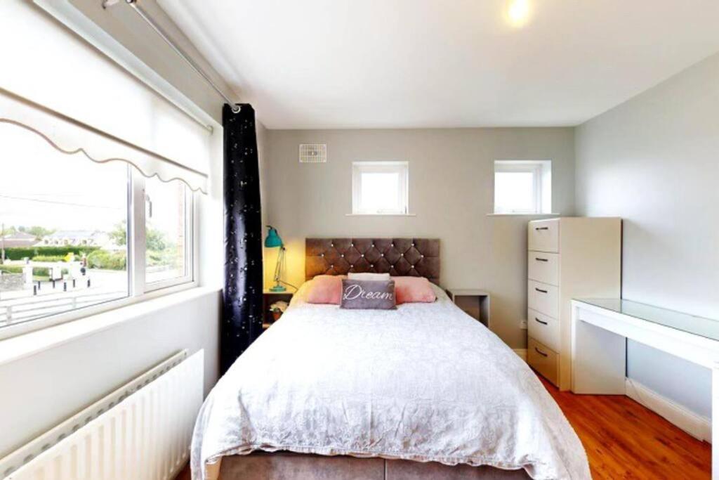 Five-Bedroom House photo 1