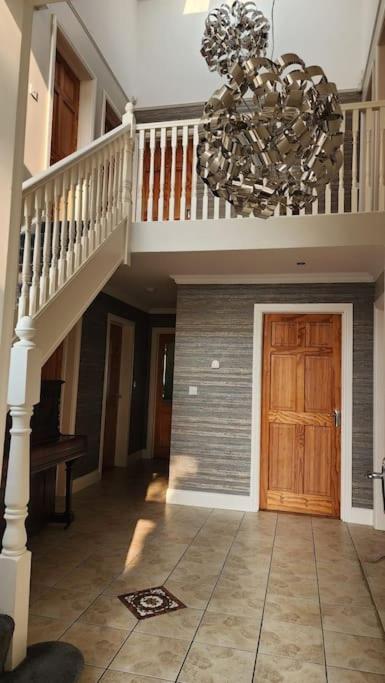Five-Bedroom House photo 3