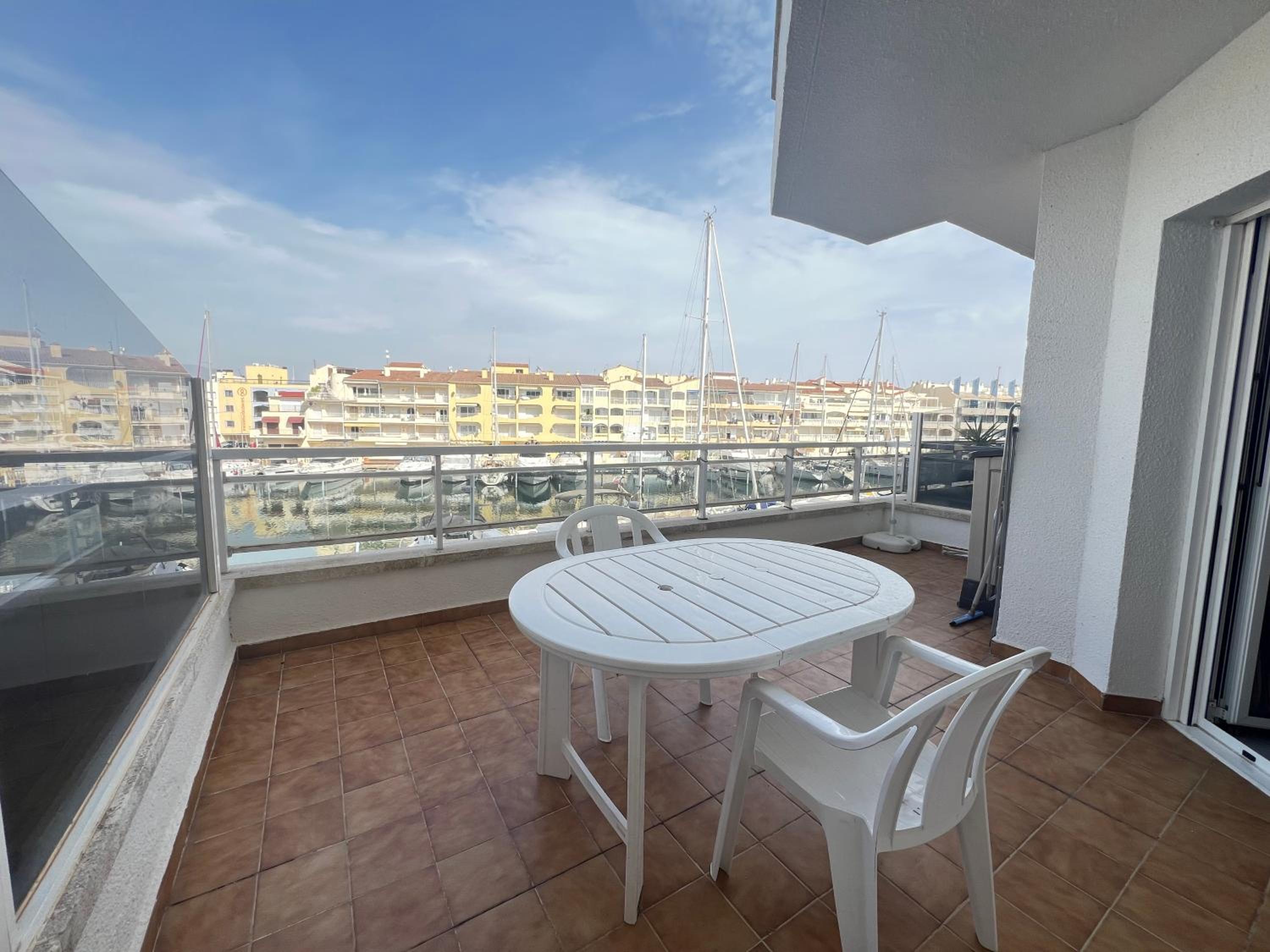 One-Bedroom Apartment with Balcony and Water View photo 2