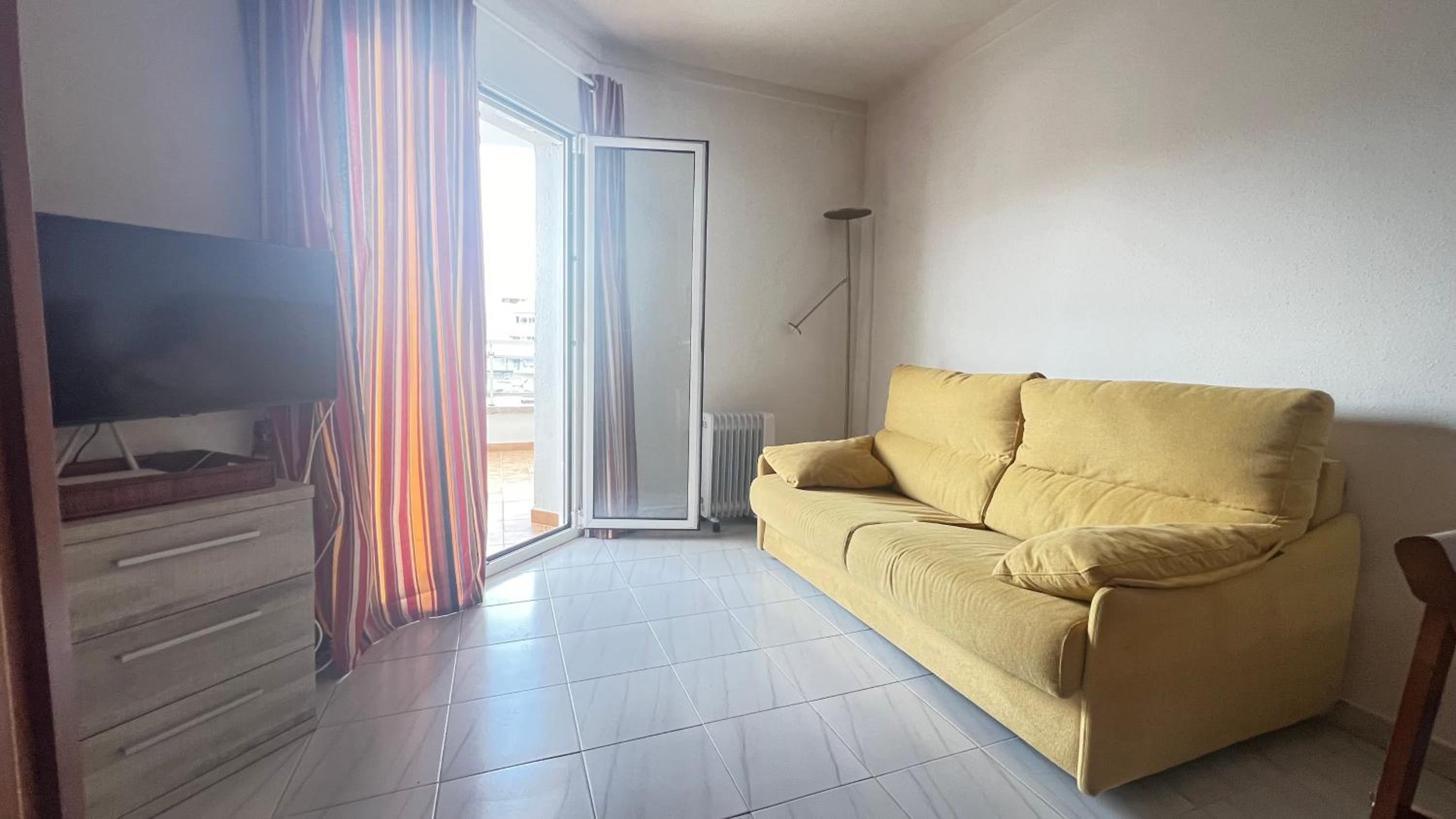 One-Bedroom Apartment with Balcony and Water View photo 3