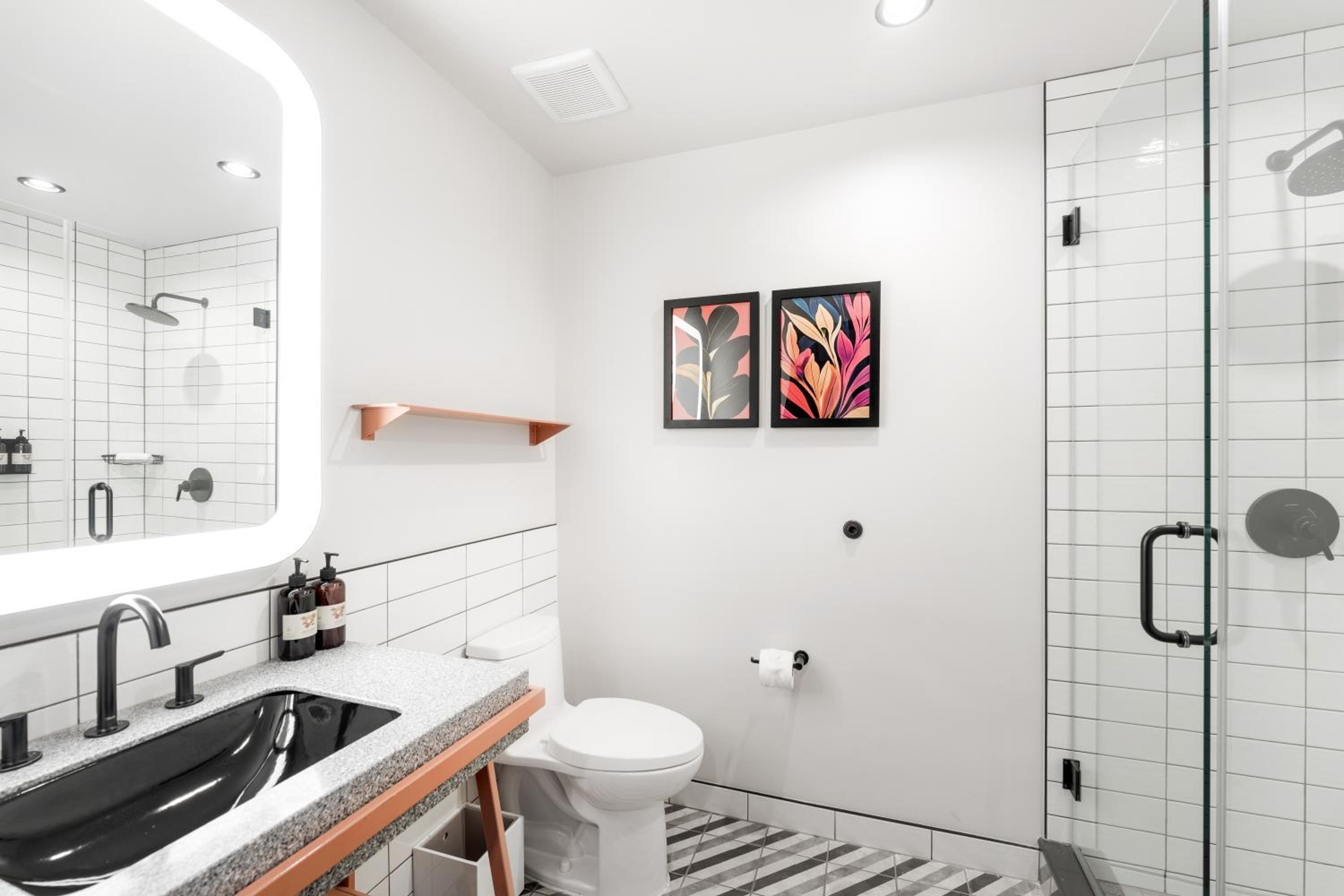King Bed Junior Suite with Kitchenette - Photo 2