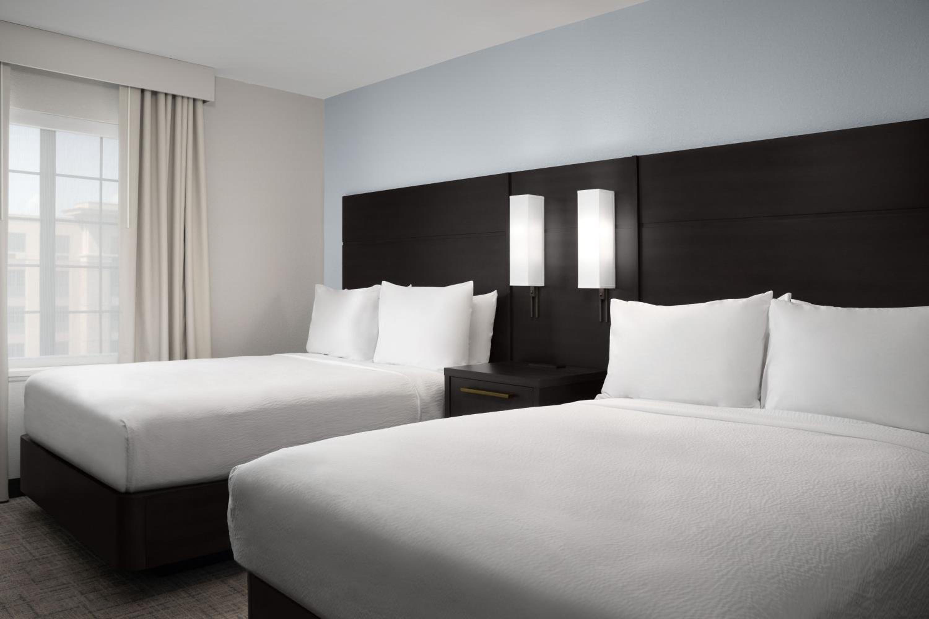 One-Bedroom Suite with Two Queen Beds and Sofa Bed - Photo 3