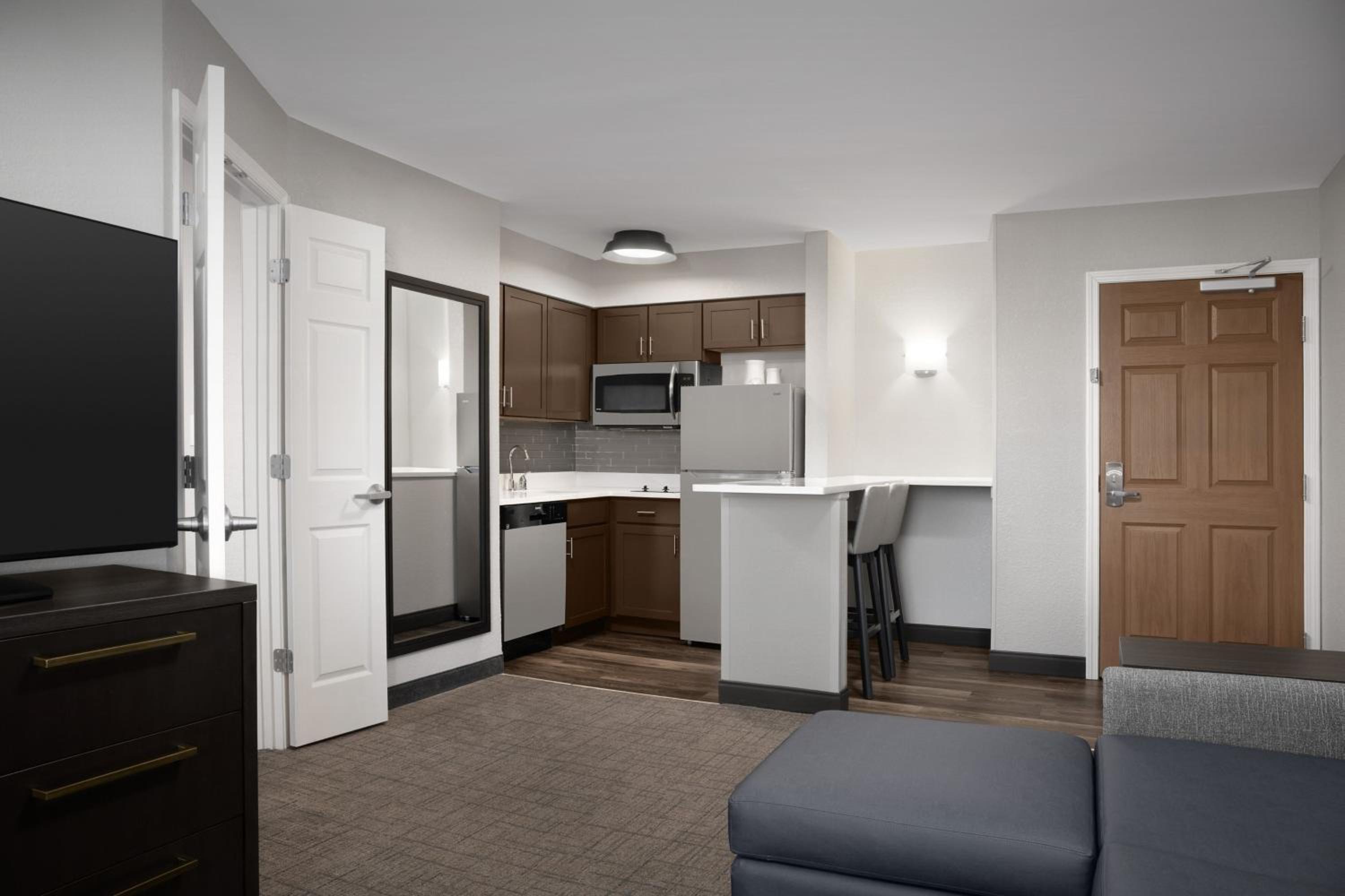 One-Bedroom Suite with Two Queen Beds and Sofa Bed - Photo 2