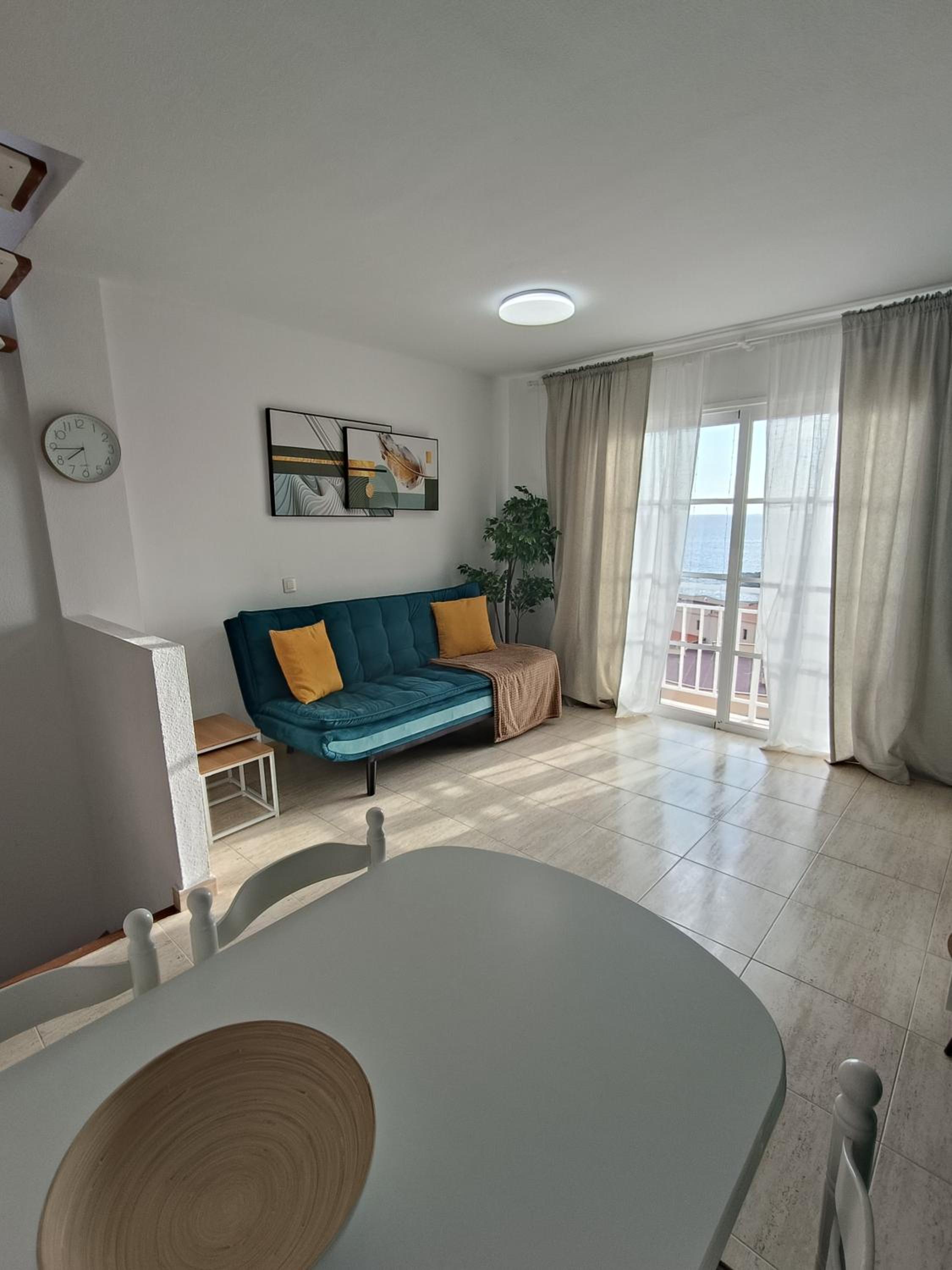 Apartamento de dos habitaciones con terraza y vista al mar