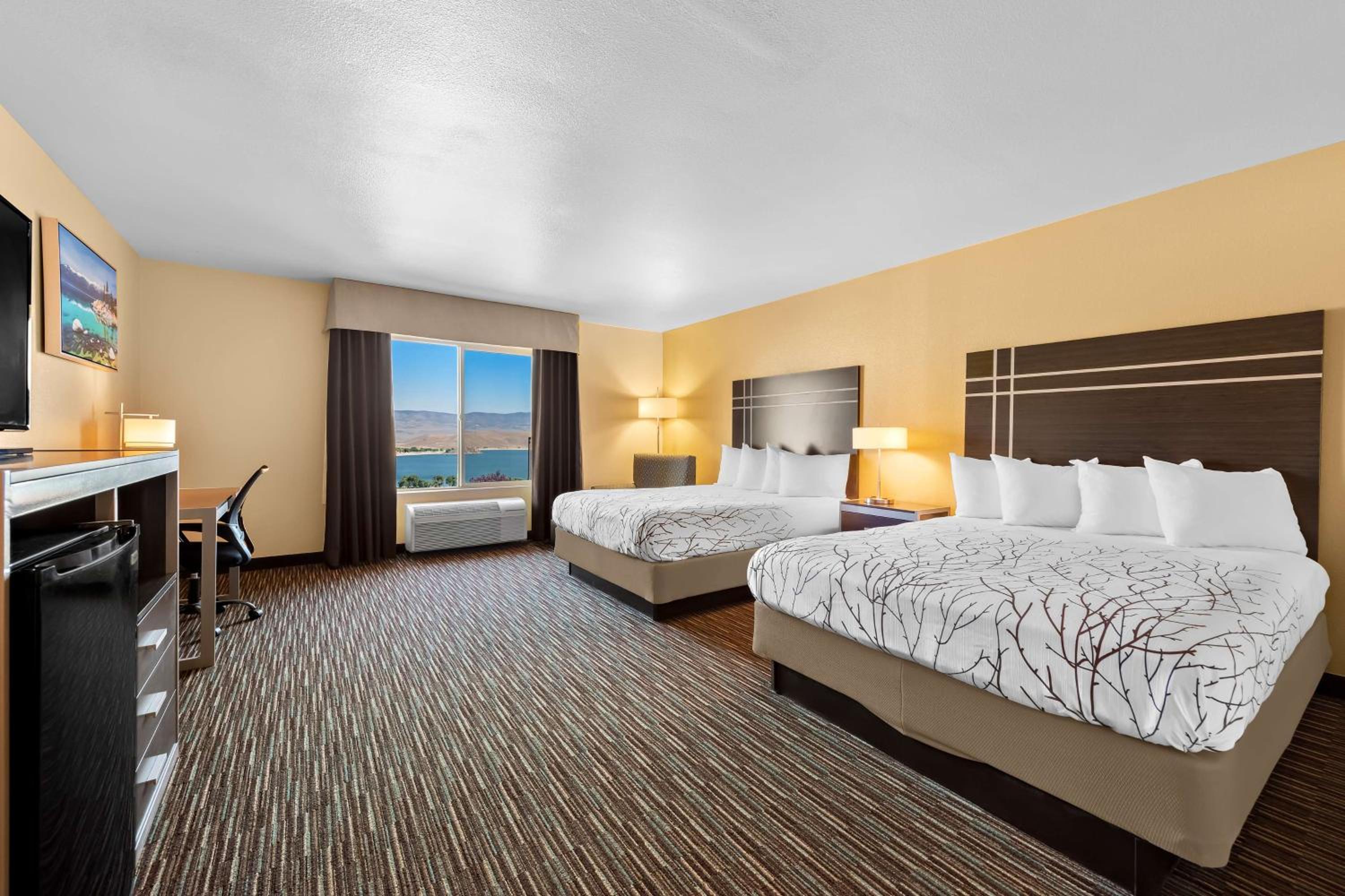 Queen Room with Two Queen Beds, Lake View and Mountain View - Non-Smoking photo 2