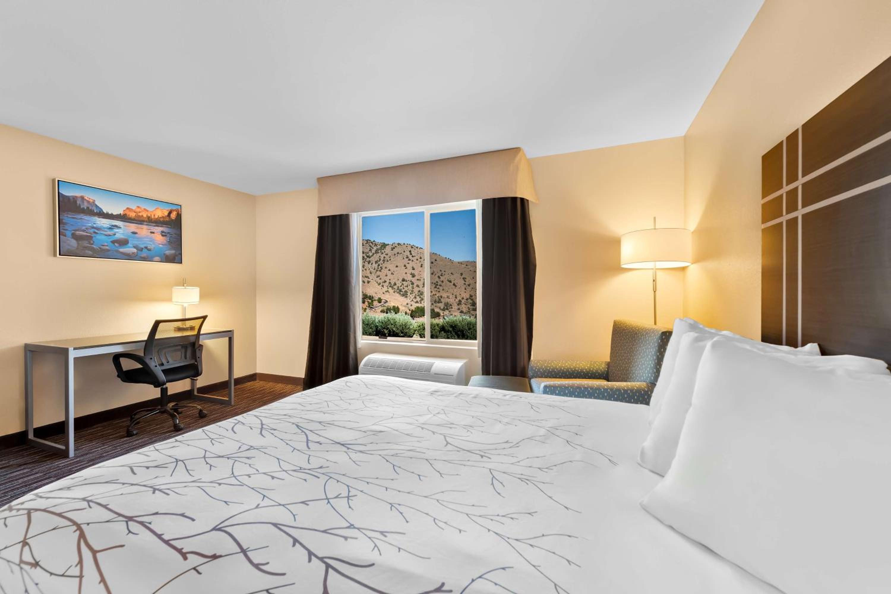 Queen Room with Two Queen Beds and Partial View - Non-Smoking photo 1