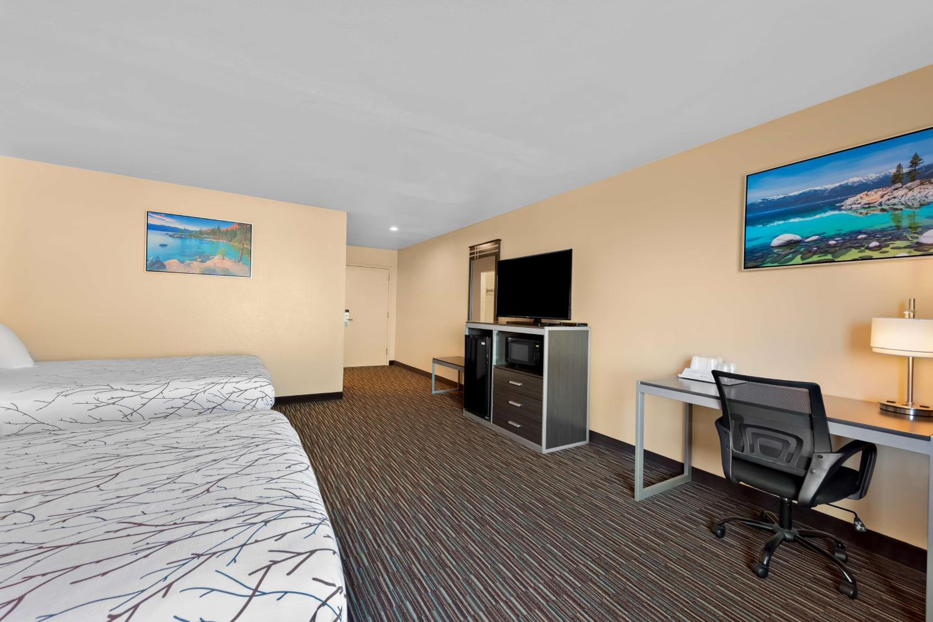 Queen Room with Two Queen Beds, Lake View and Mountain View - Non-Smoking photo 1