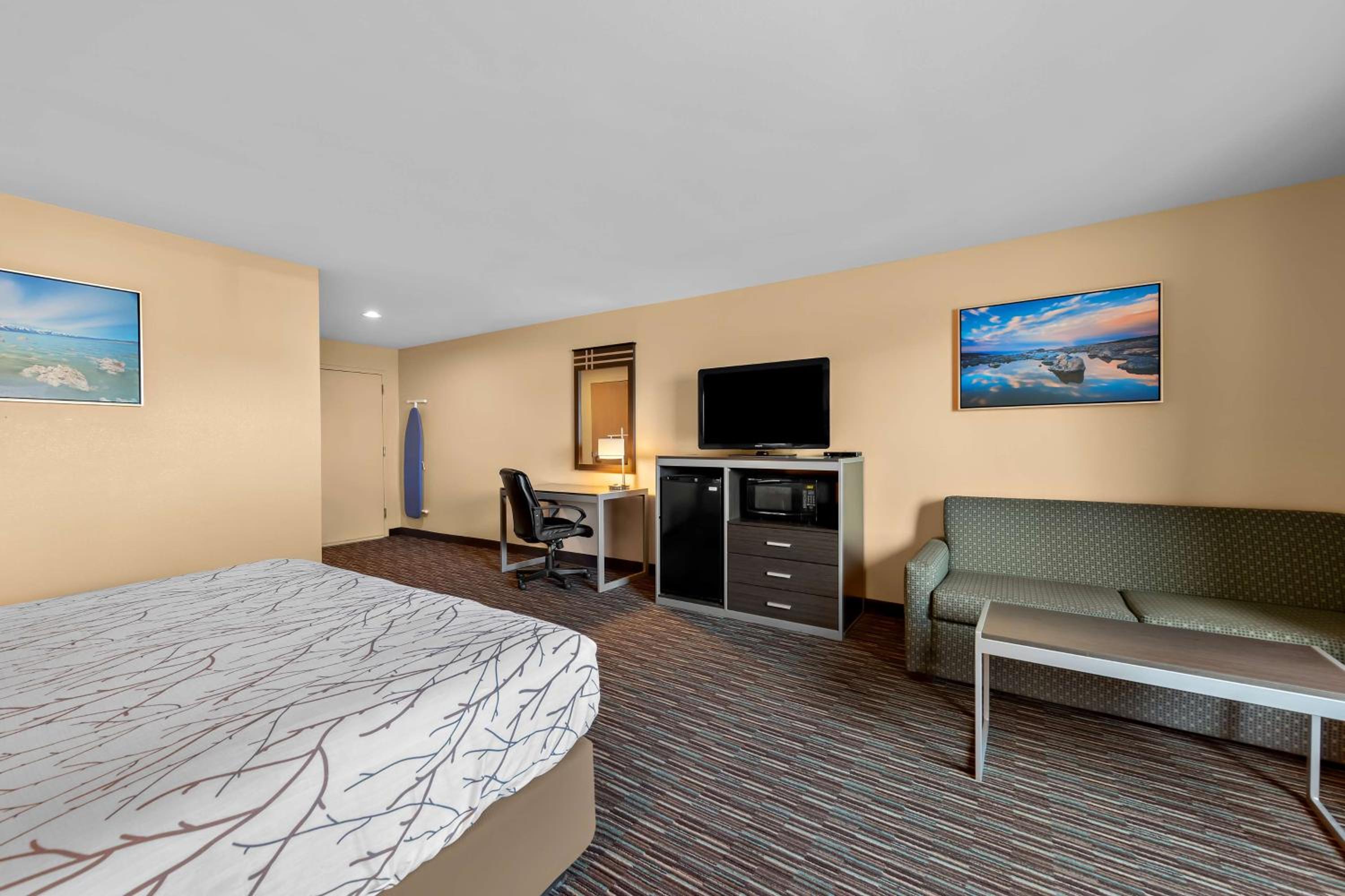 King Room with Roll-in Shower - Disability Access/Non-Smoking photo 3