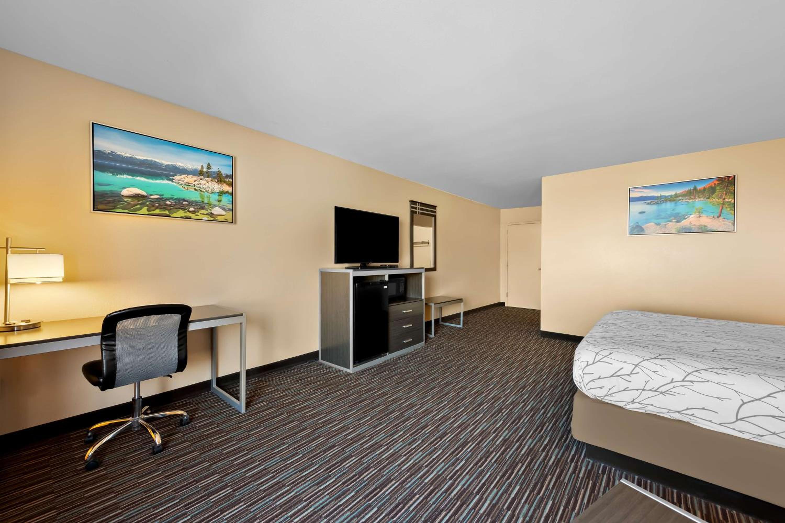 King Room with Lake and Mountain View - Non-Smoking photo 3