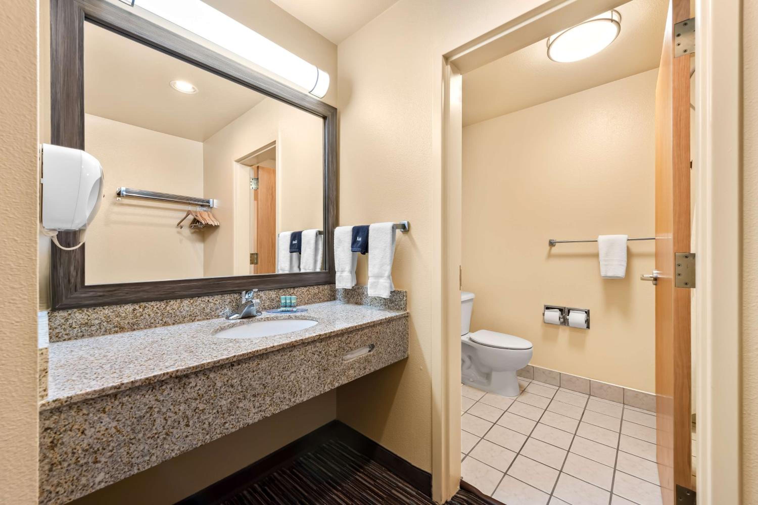 Larger King Room with Spa Bath and Panoramic View - Non-Smoking photo 2