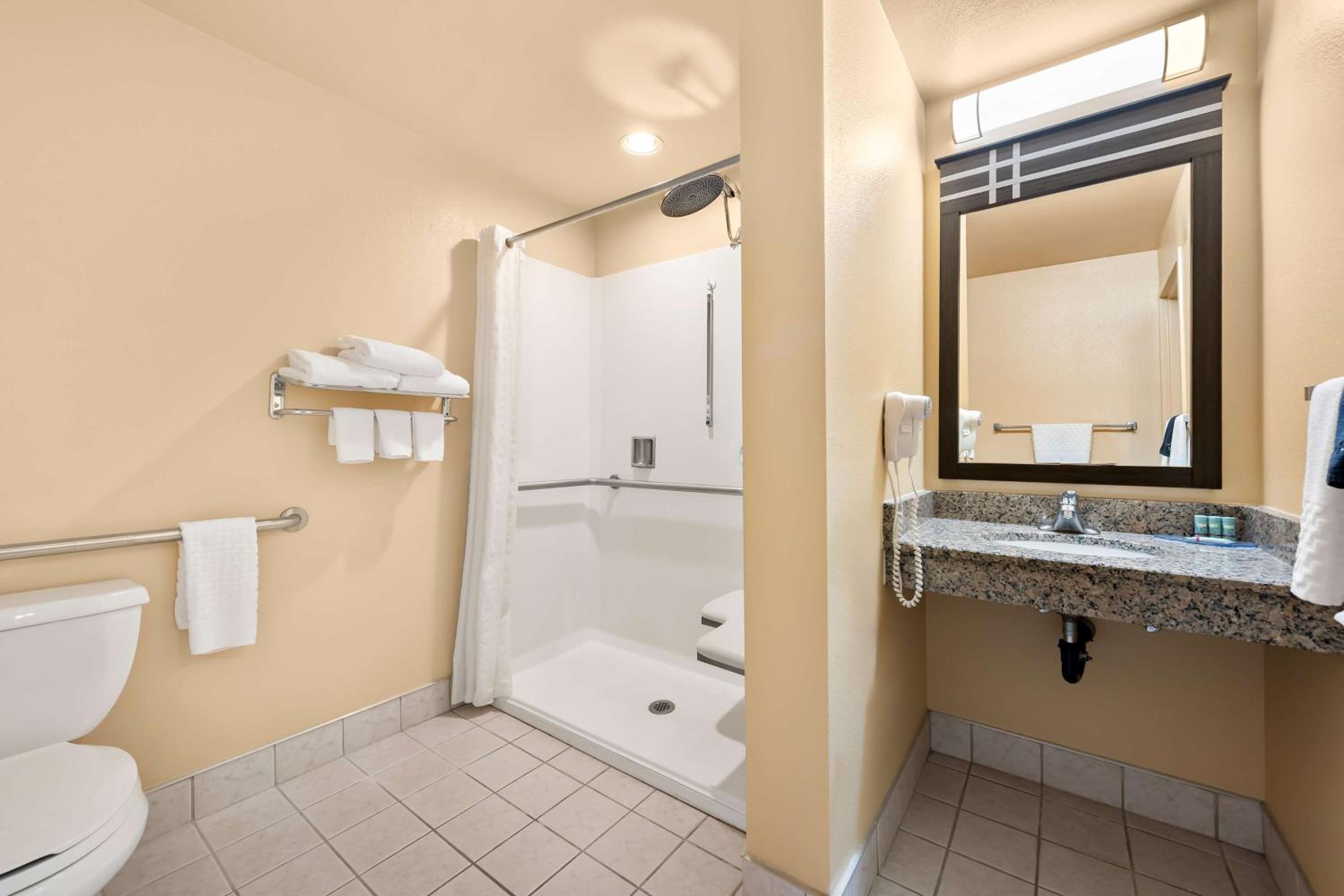 King Room with Roll-in Shower - Disability Access/Non-Smoking photo 2