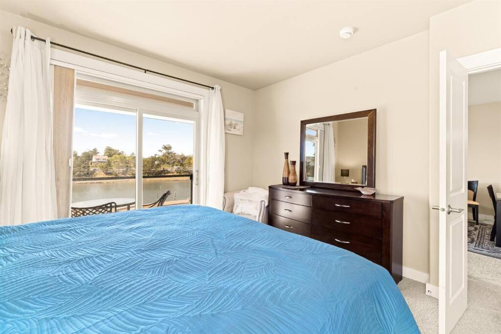 Two-Bedroom Apartment with Water View photo 2