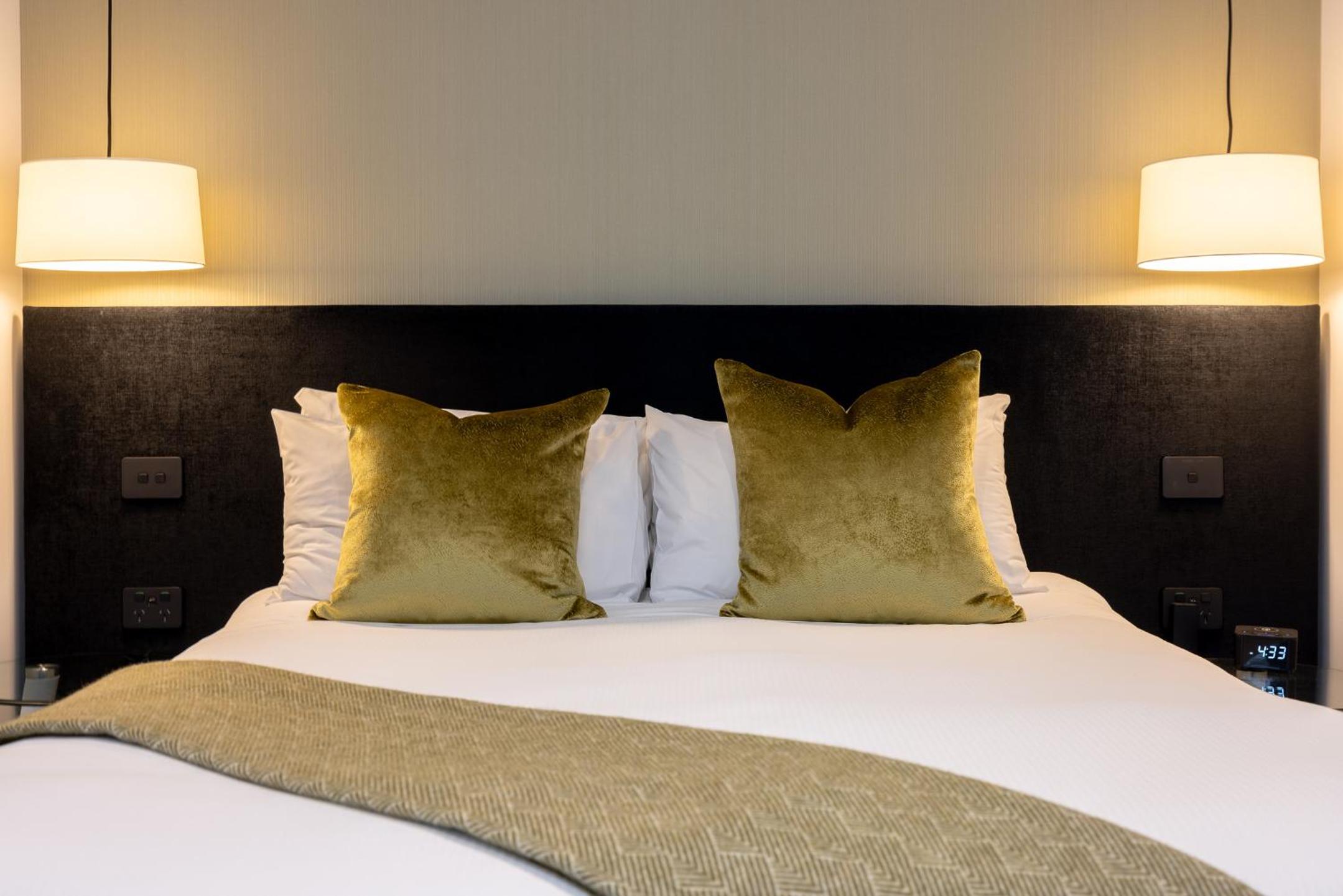 Boutique One-Bedroom Suite thumbnail 6