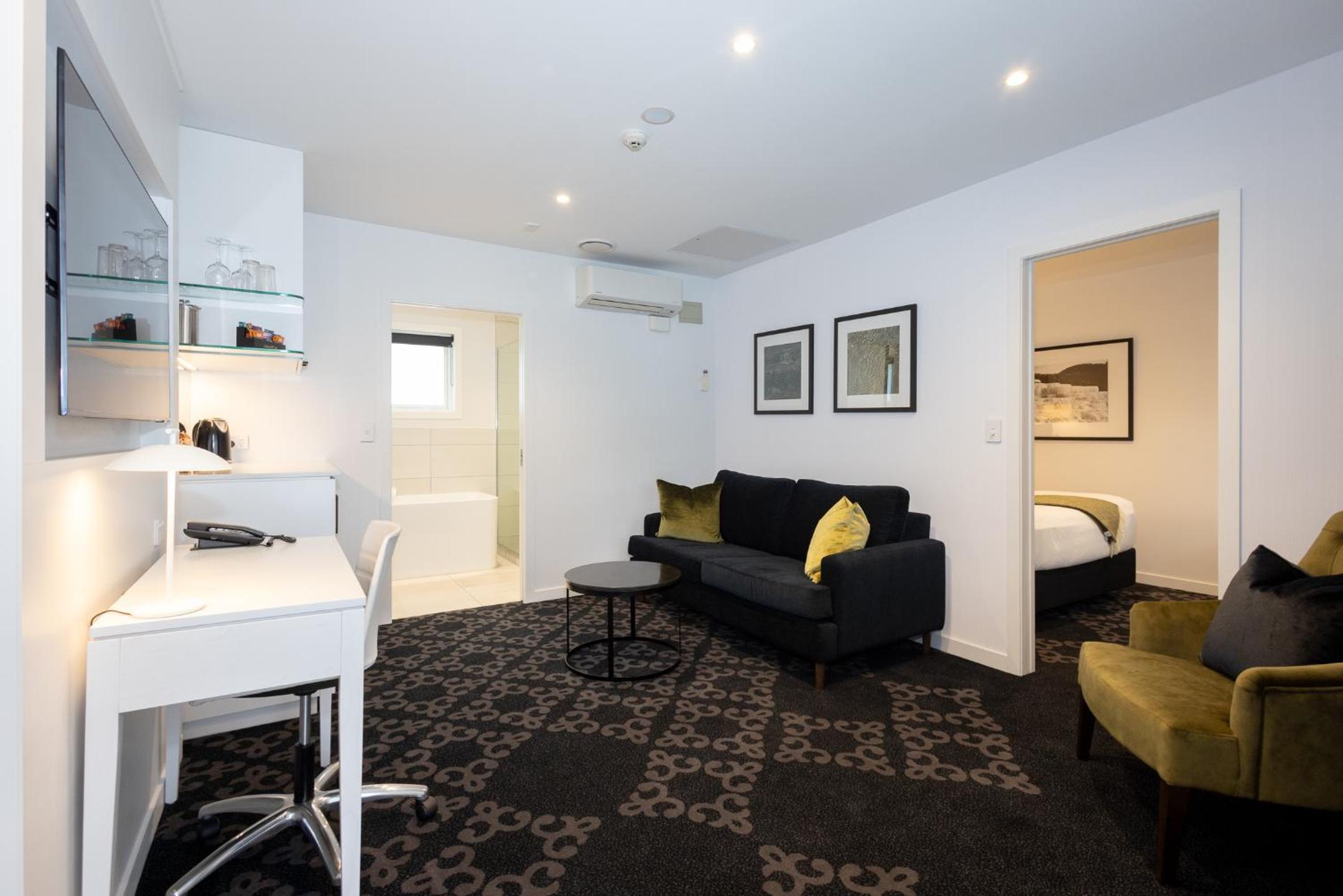Boutique One-Bedroom Suite thumbnail 5