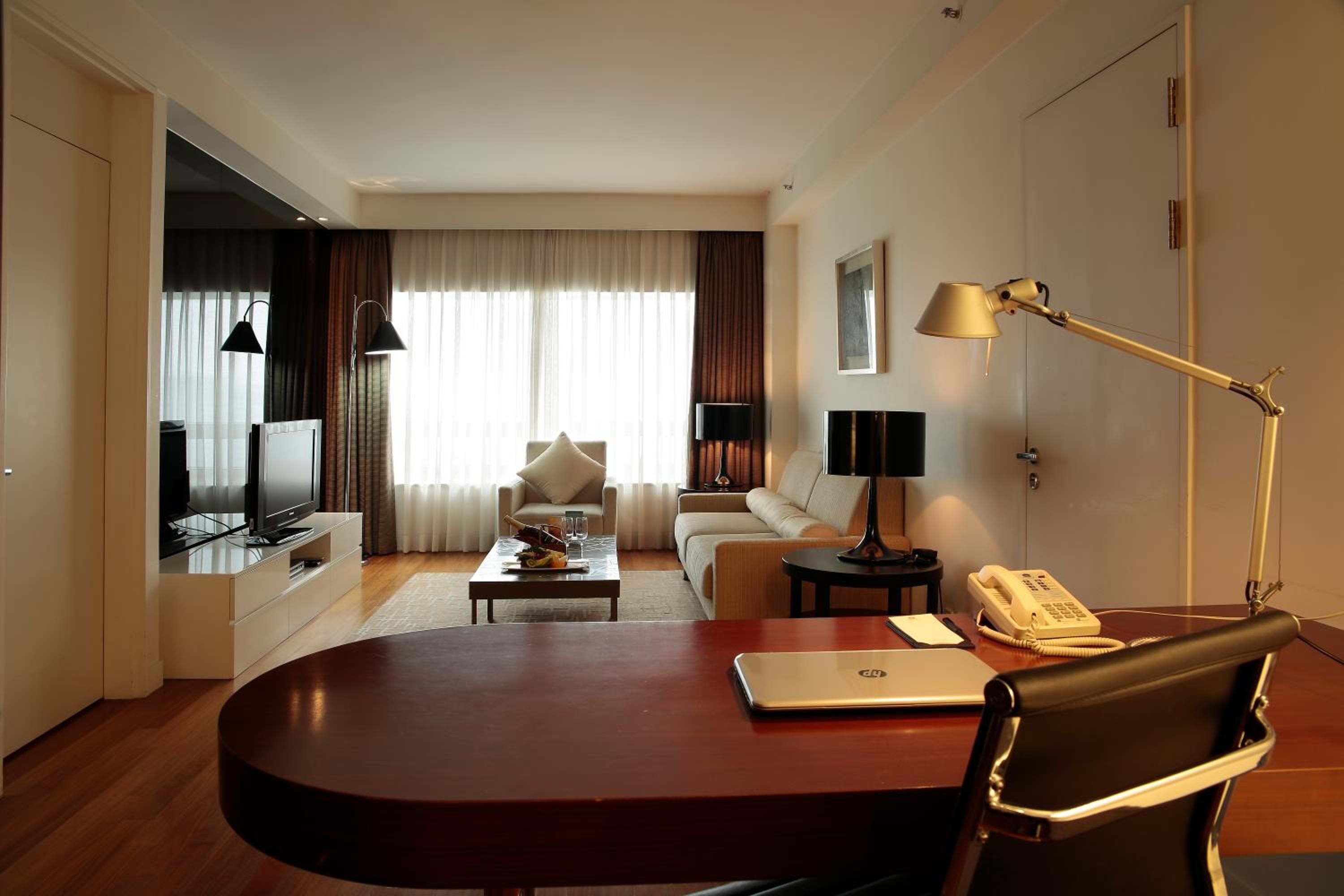 Premier Suite with Bath - Netflix available (Personal account use) - Photo 3
