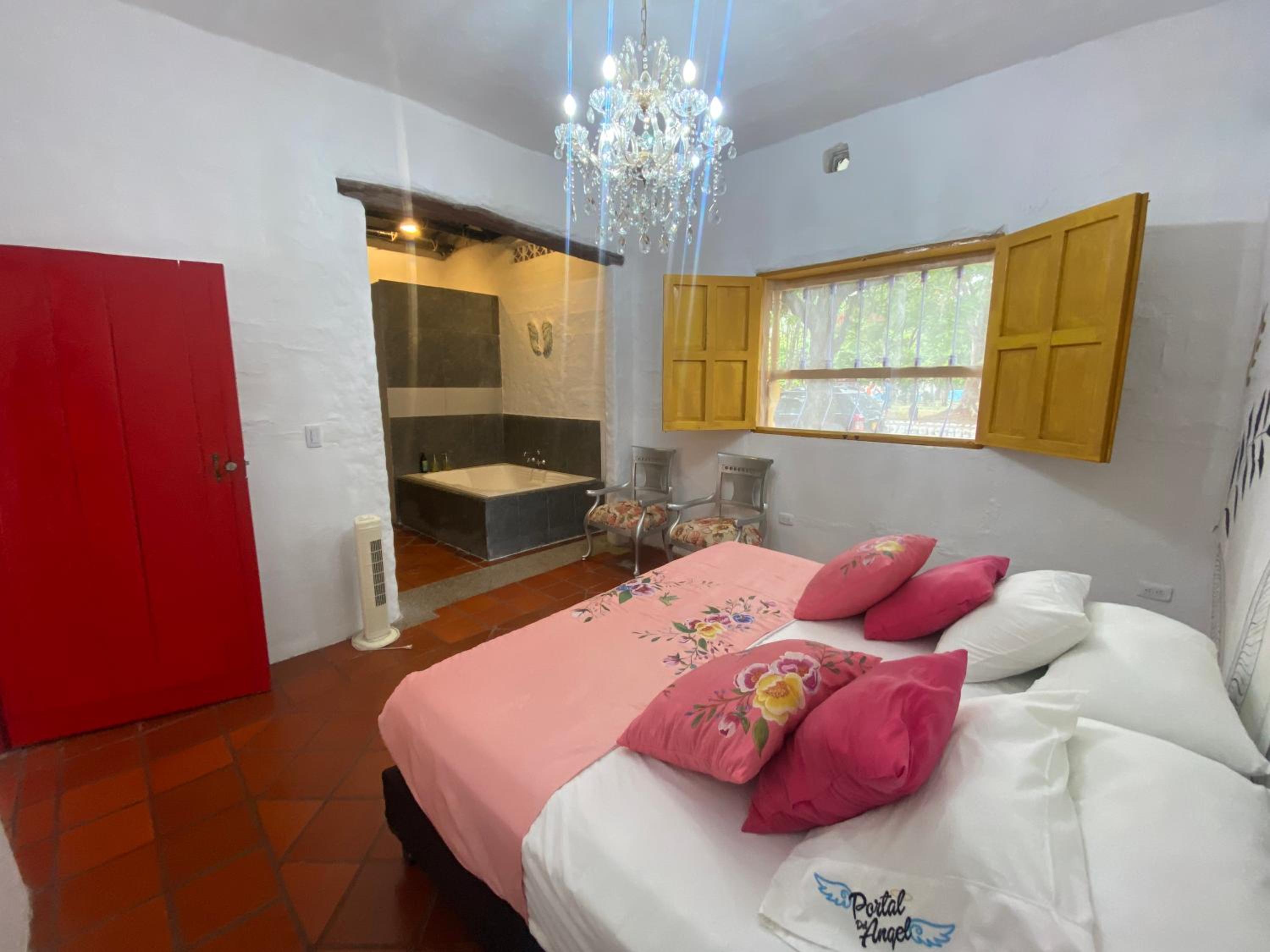 Deluxe King Suite photo 2