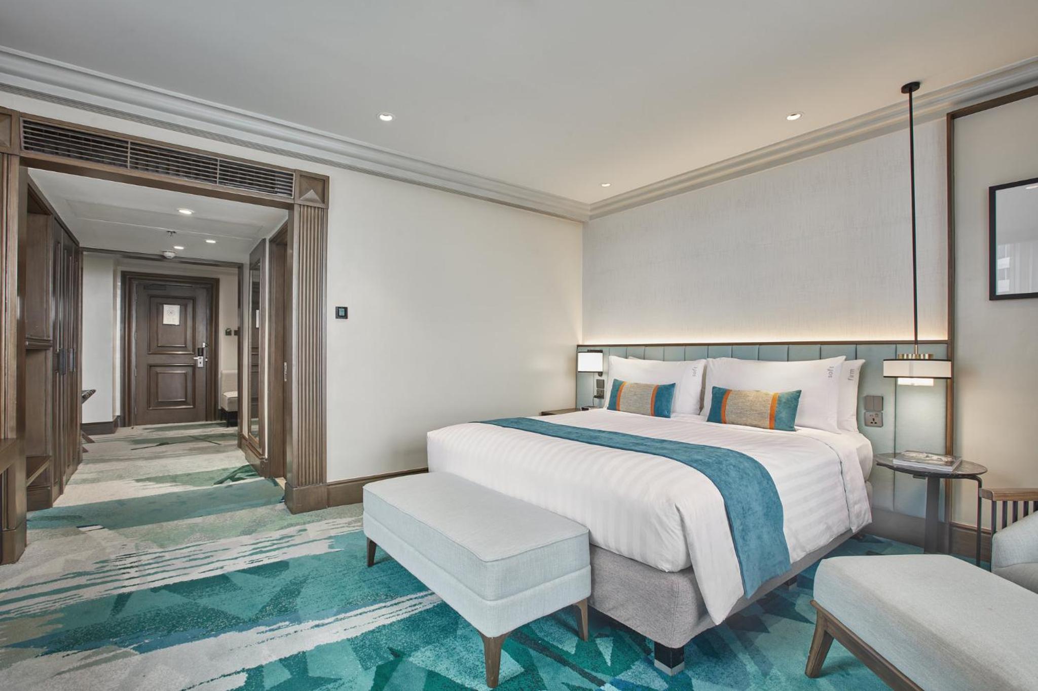 Premium King Room - Photo 9