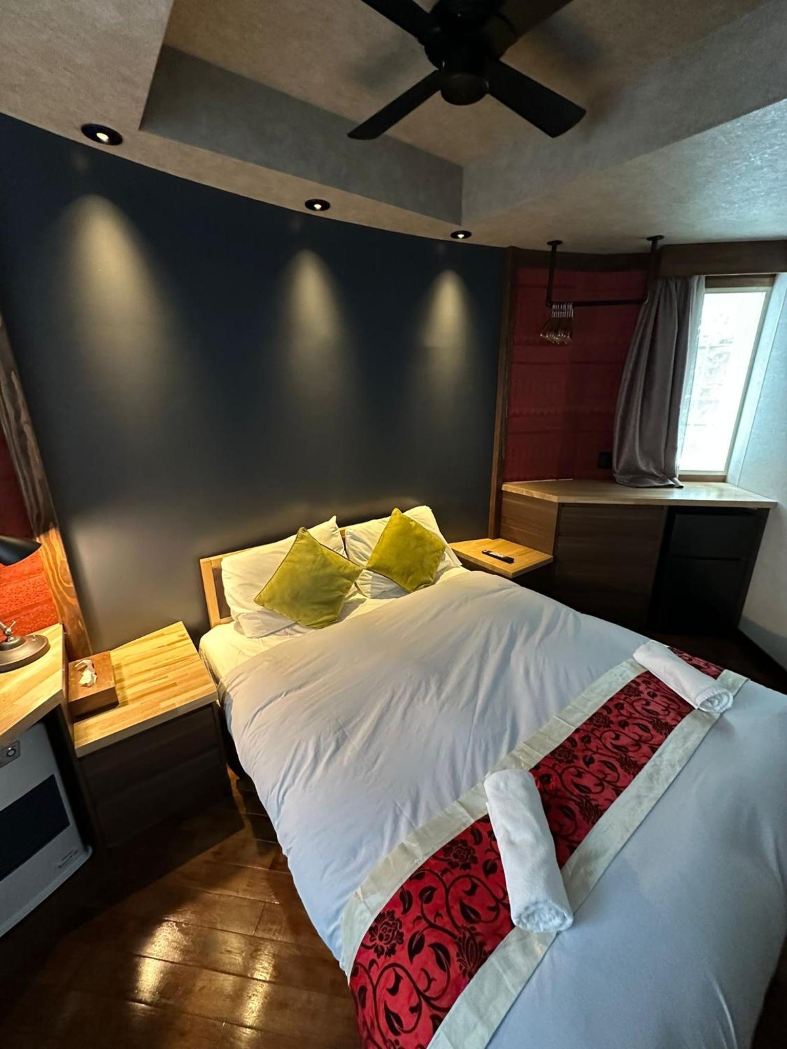 Deluxe Queen Suite - Photo 6
