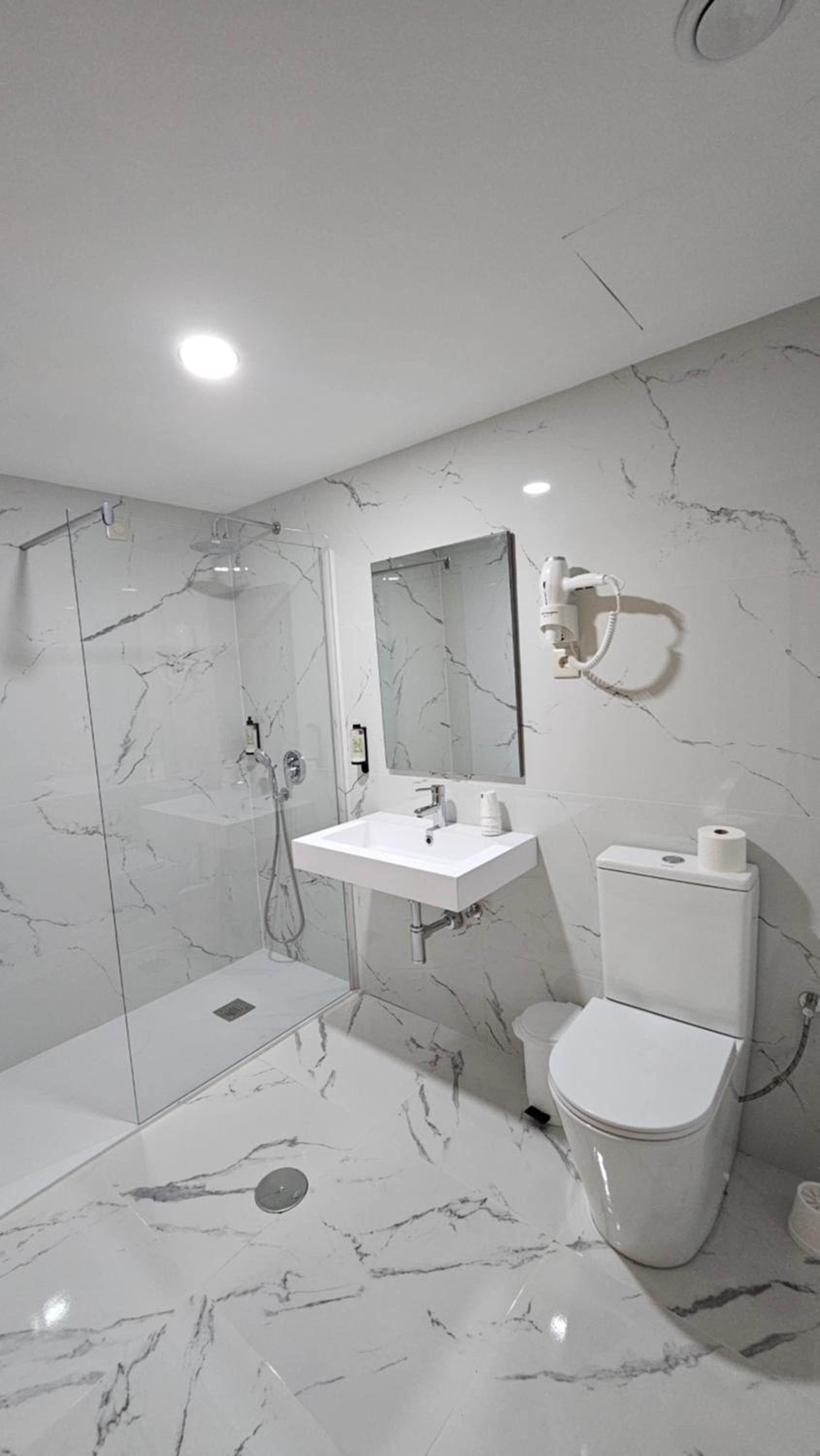 Twin Room - Photo 7