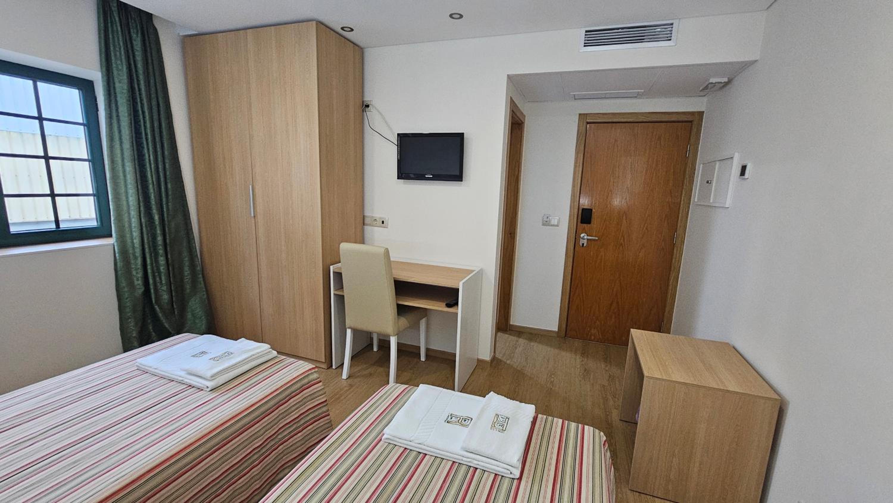 Twin Room - Photo 3
