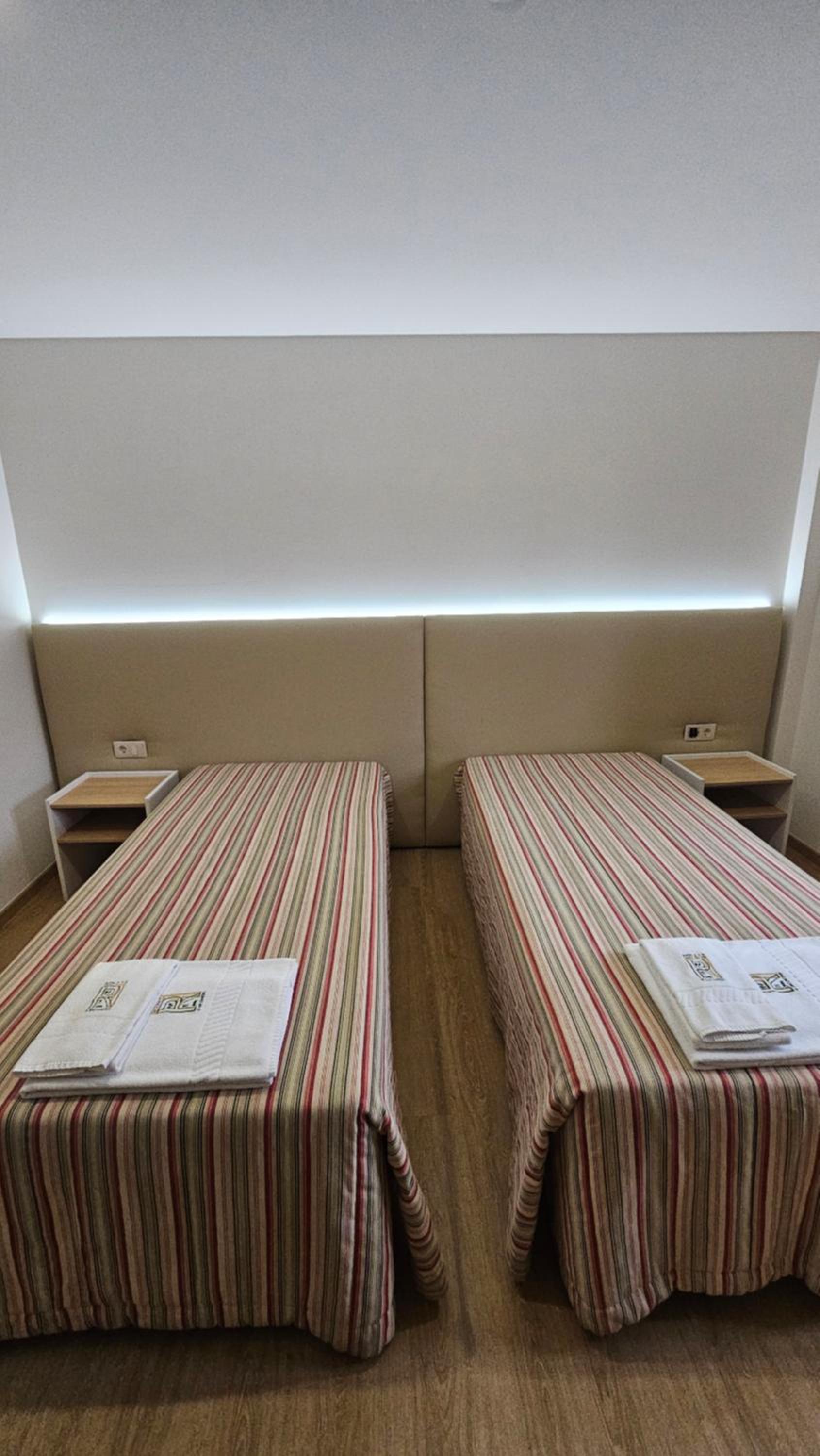 Twin Room - Photo 2