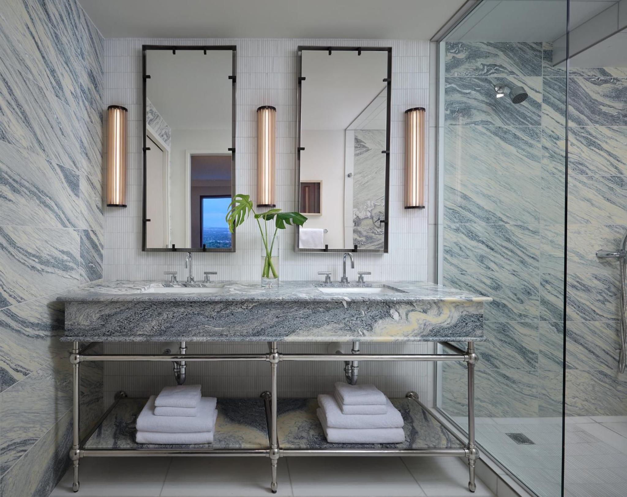 Suite, 1 Bedroom, Roll-in Shower (Mobility Accessible)