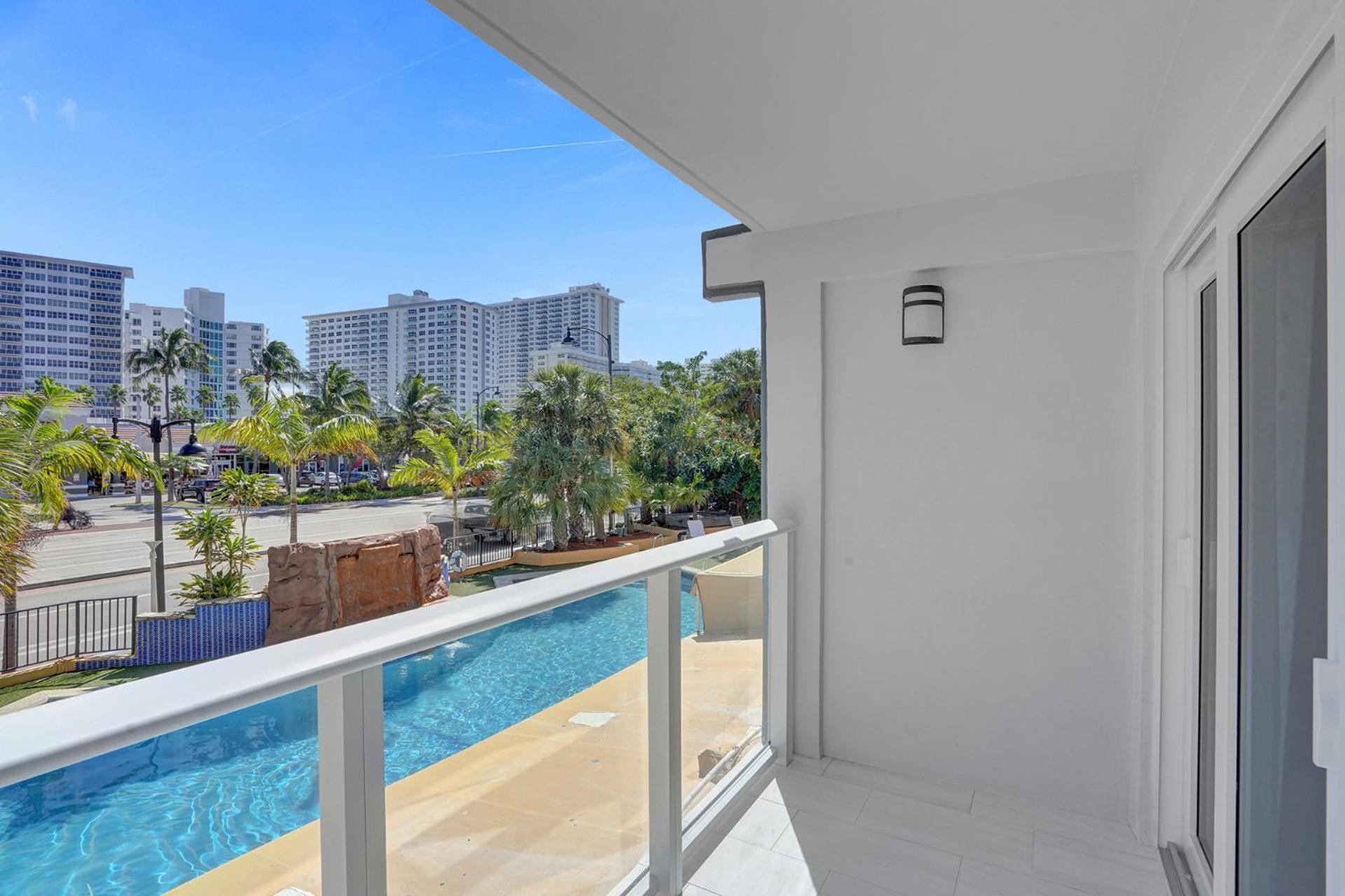 Superior King with Balcony - Photo 16
