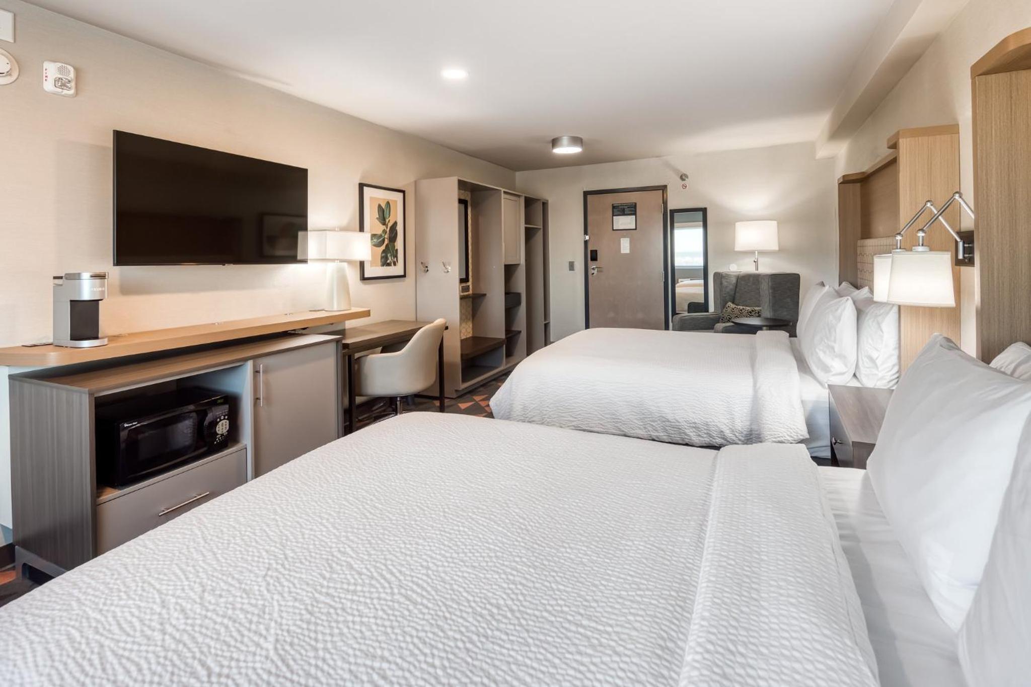 Standard Room with Two Queen Beds - Photo 7