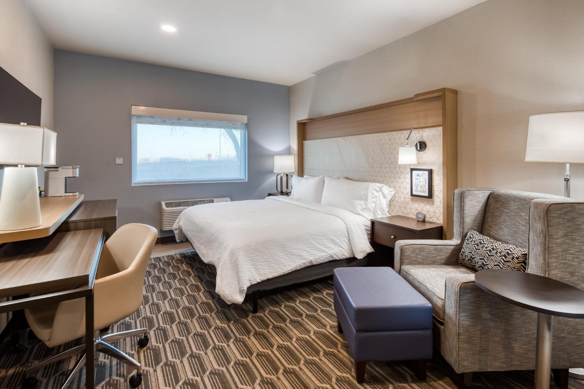 Standard King Room - Photo 7