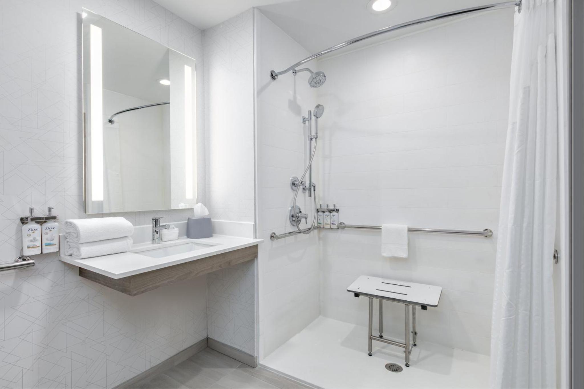 Standard Queen Room with Two Queen Beds and Mobility Accessible Roll-In Shower - Photo 3