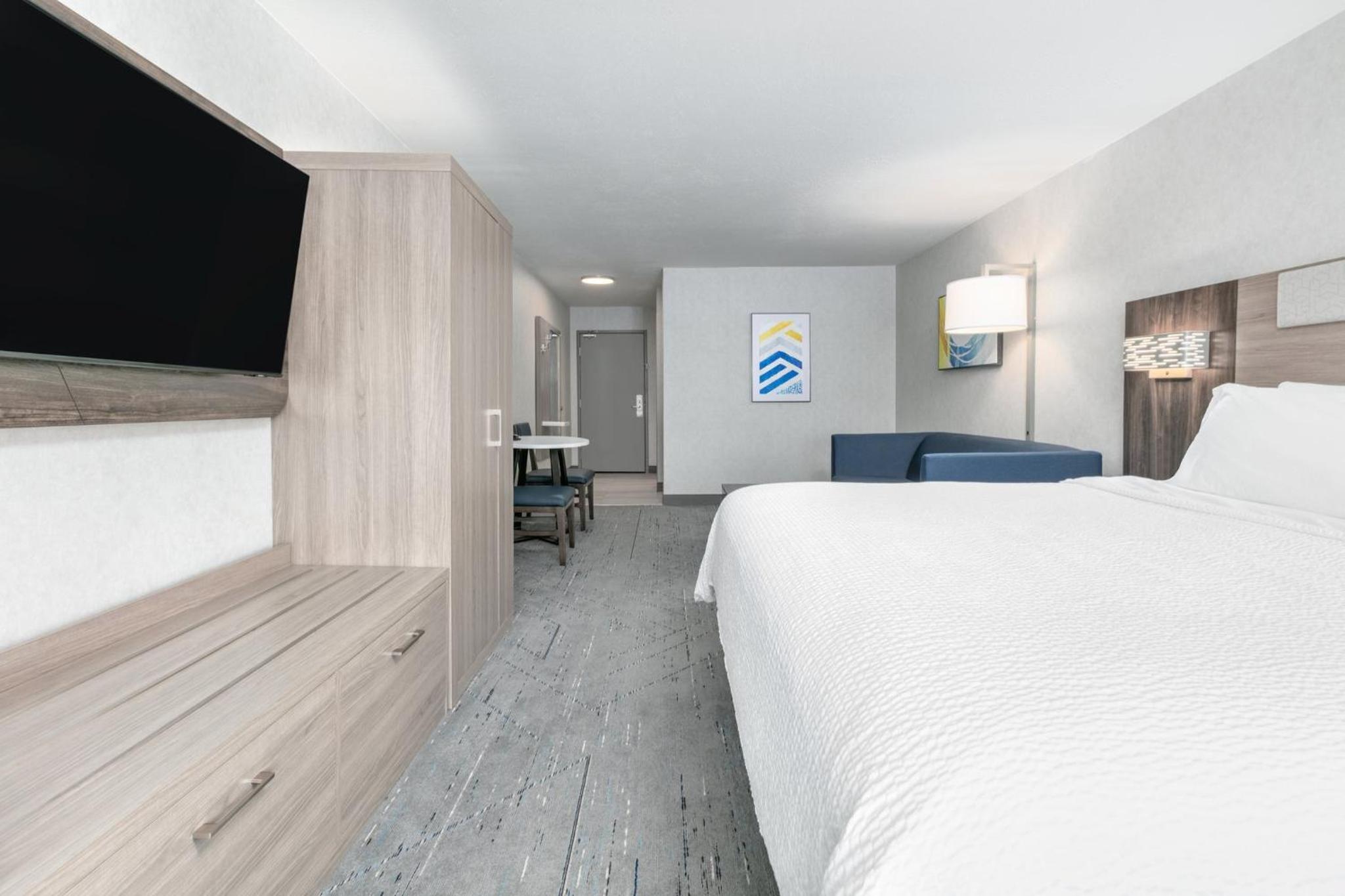 King Suite with Sofa Bed - Photo 4
