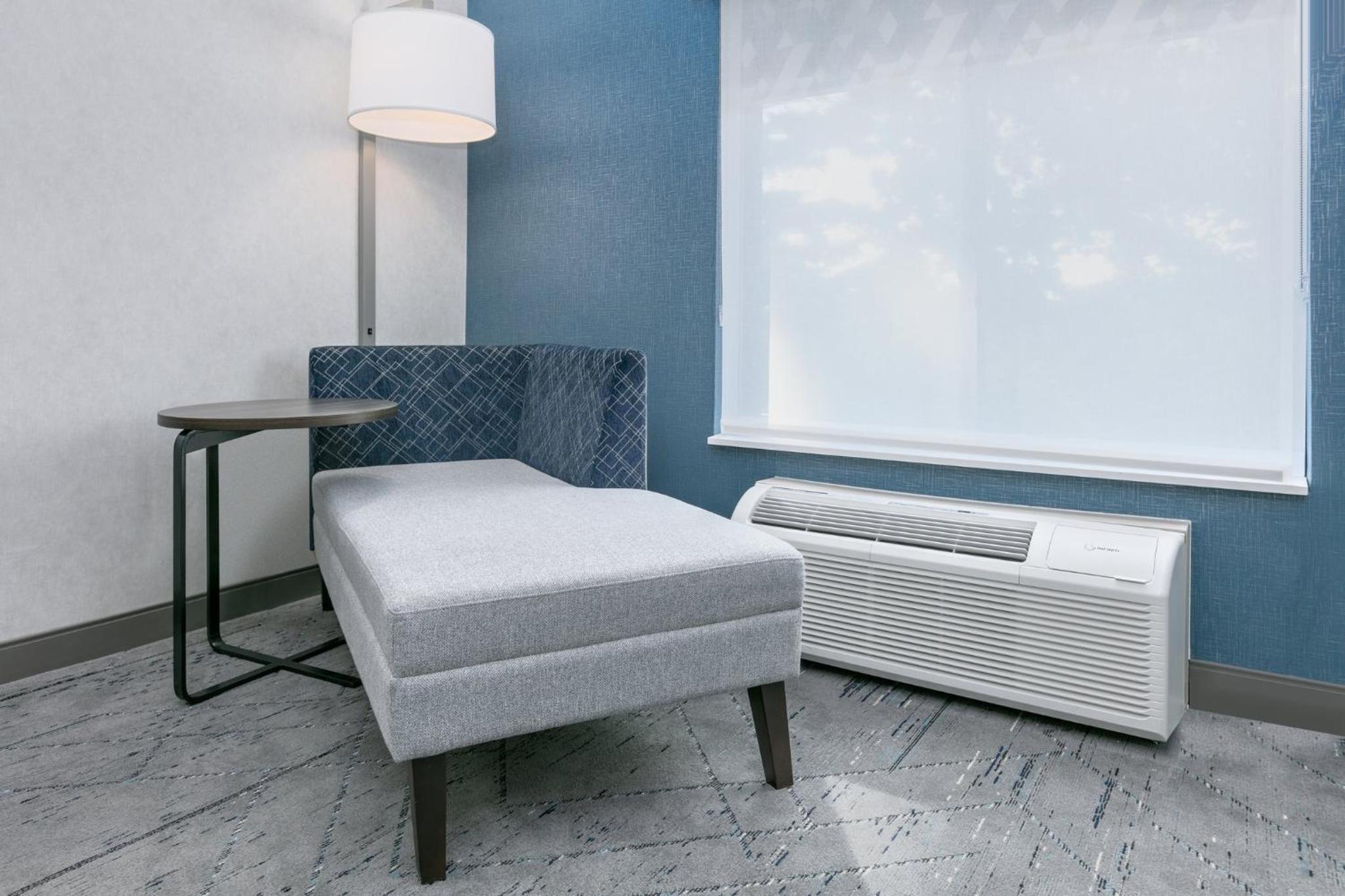 Standard King Room - Photo 7
