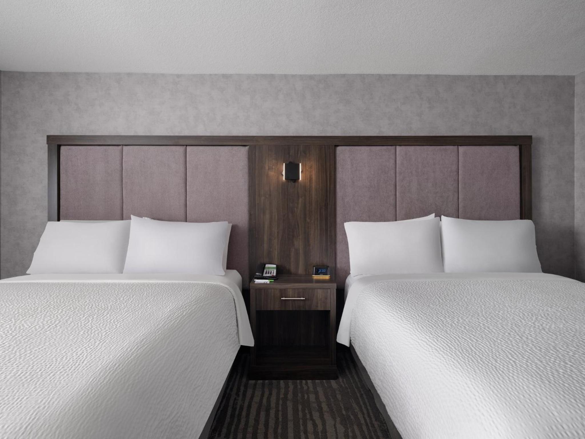 Standard Room with Two Queen Beds photo 3
