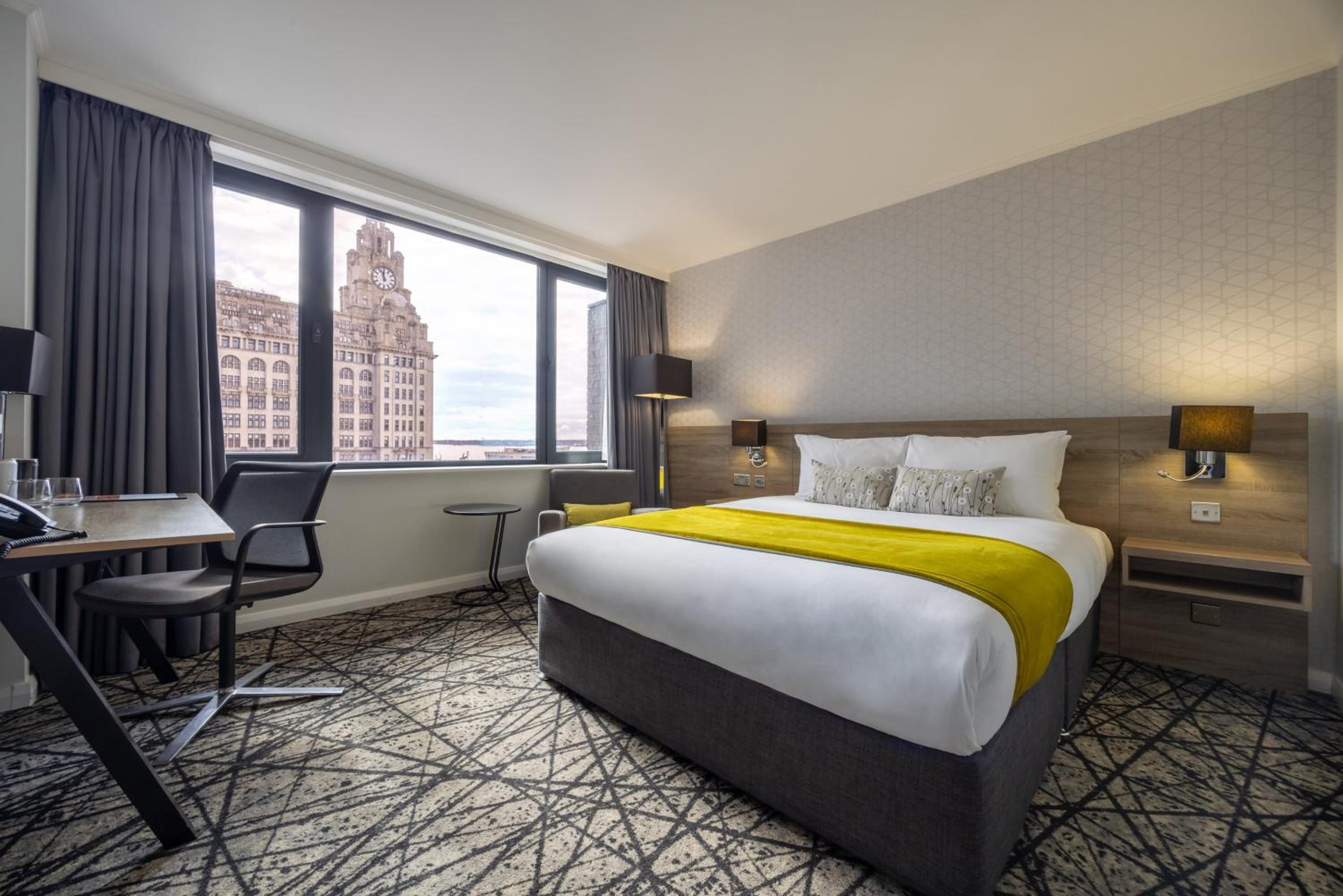 Standard Queen Room with Waterfront View - Photo 3