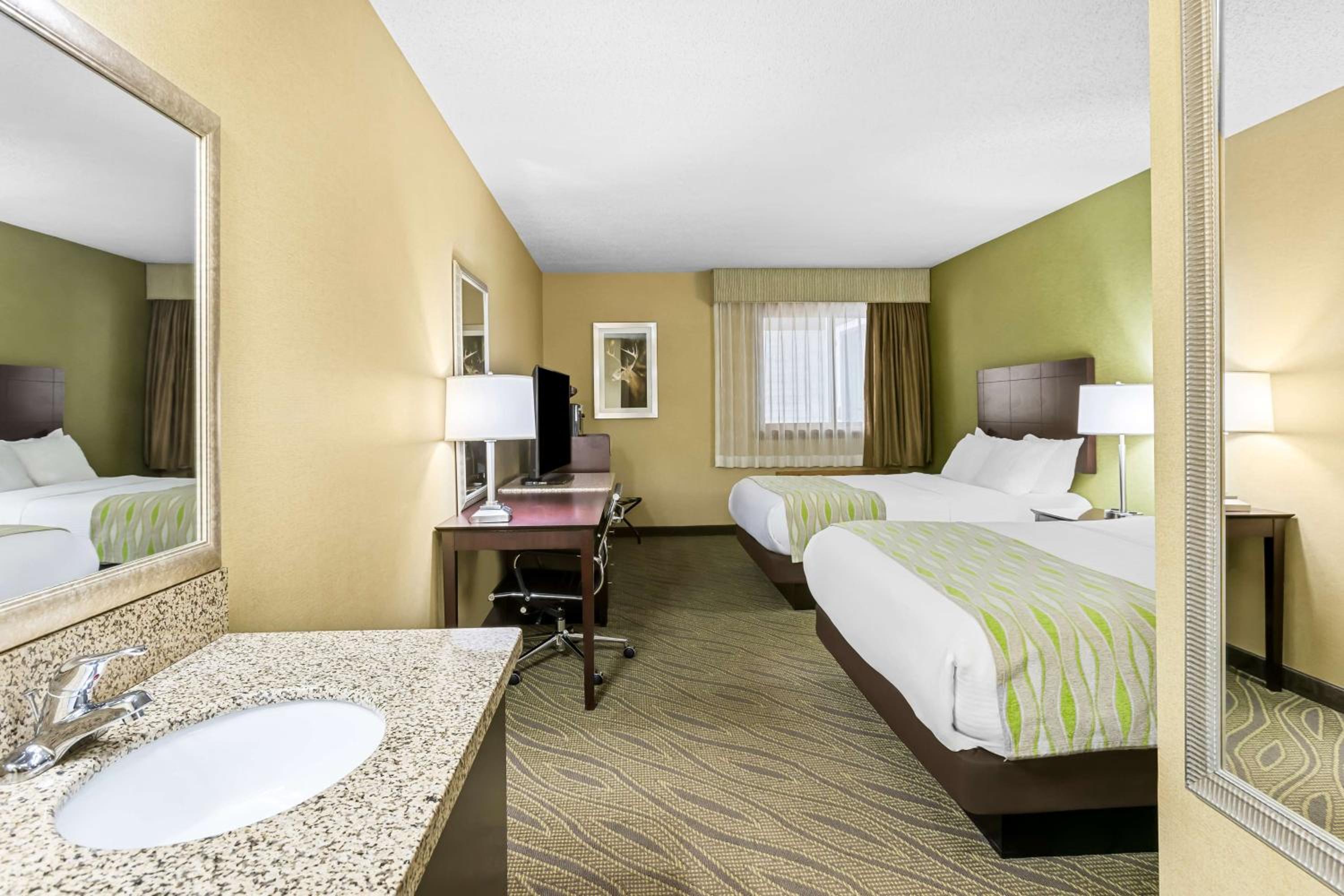 Queen Room with Two Queen Beds - Photo 5