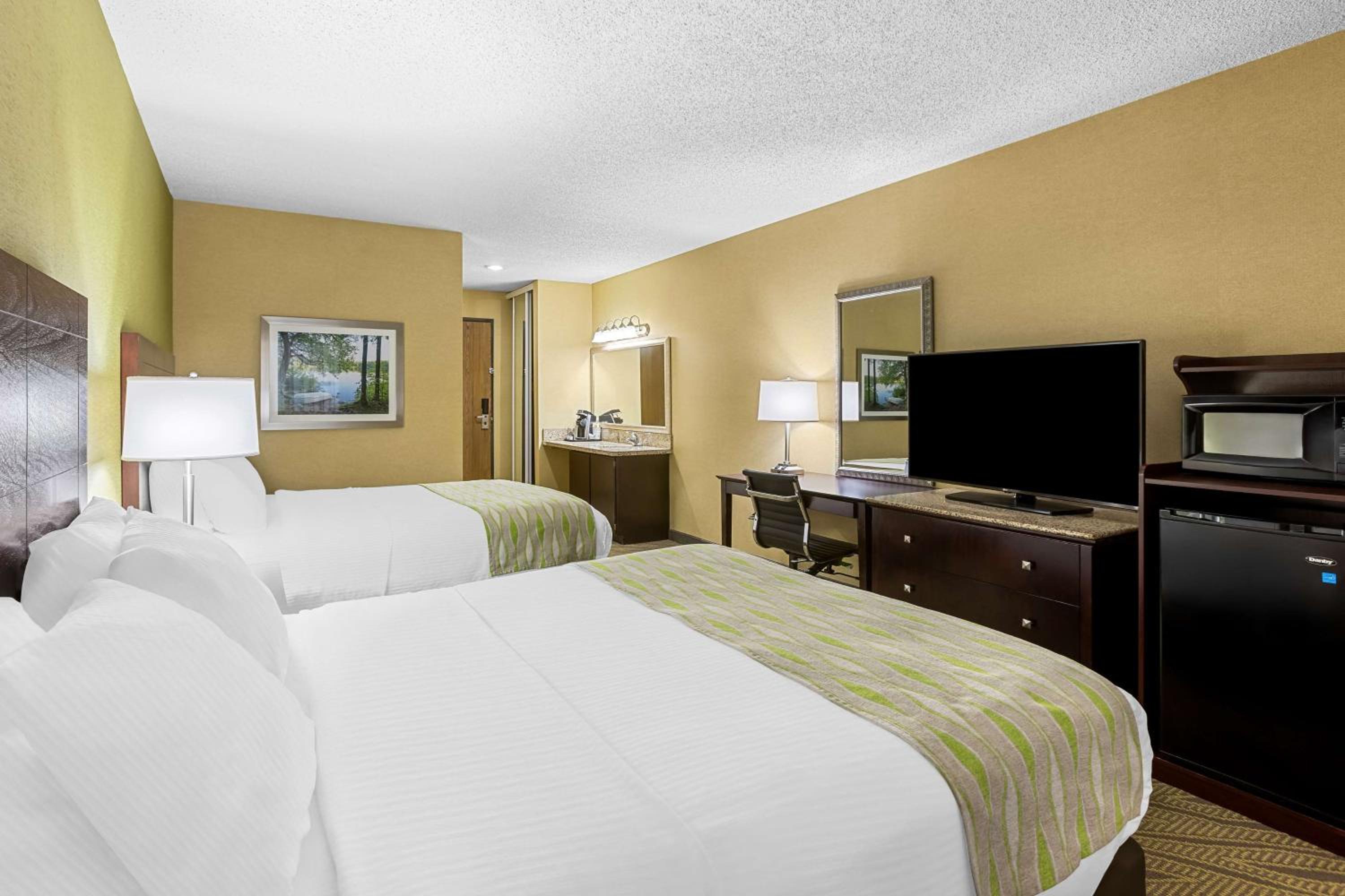 Queen Room with Two Queen Beds - Photo 1