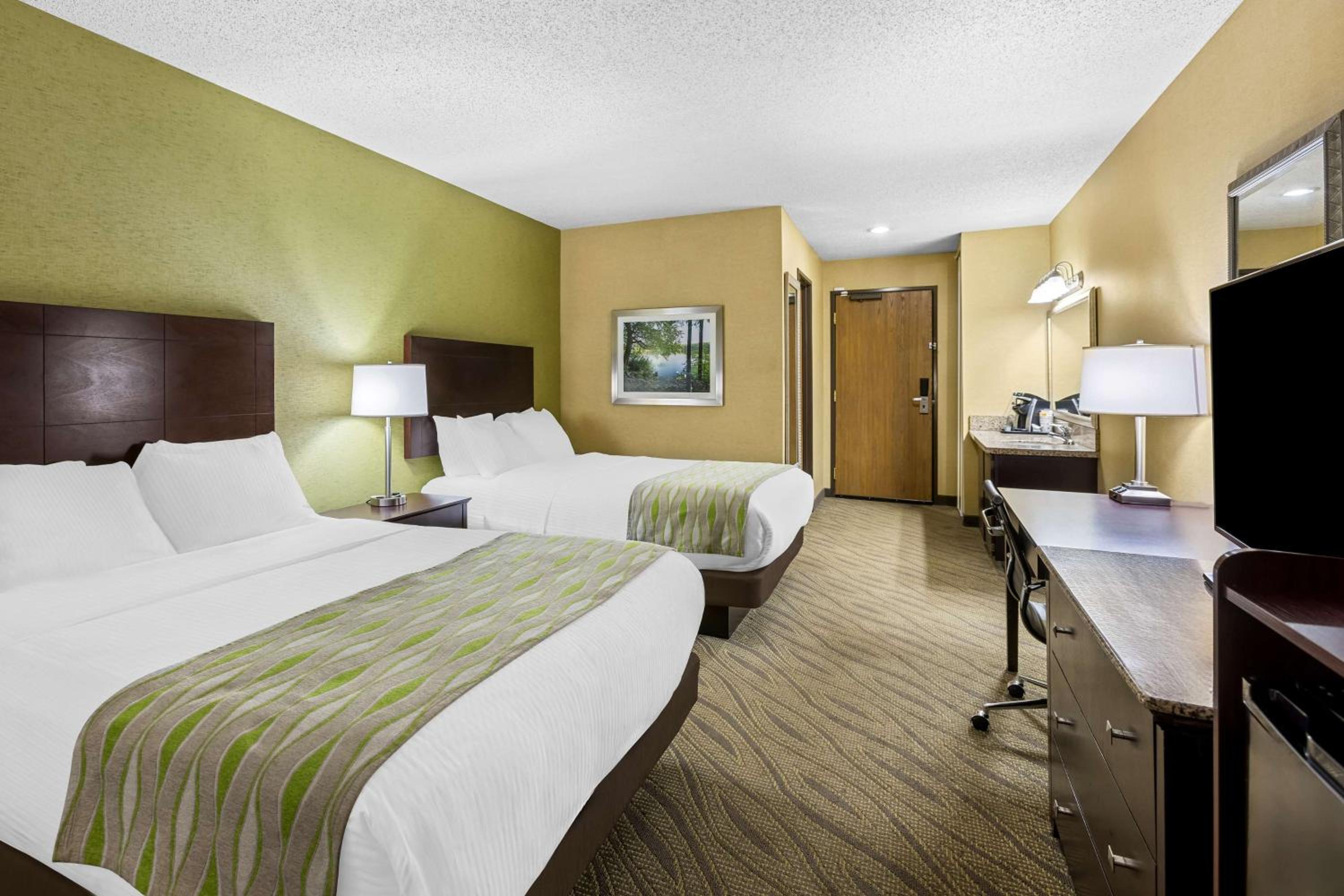 Queen Room with Two Queen Beds - Photo 4