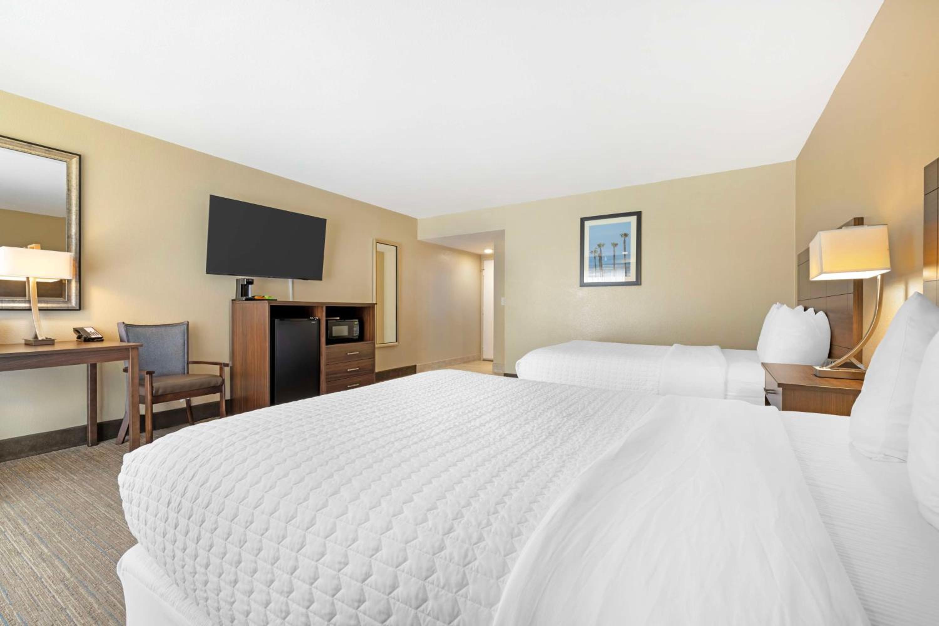 Large  Room With Two Double Beds - Non-Smoking - Photo 4