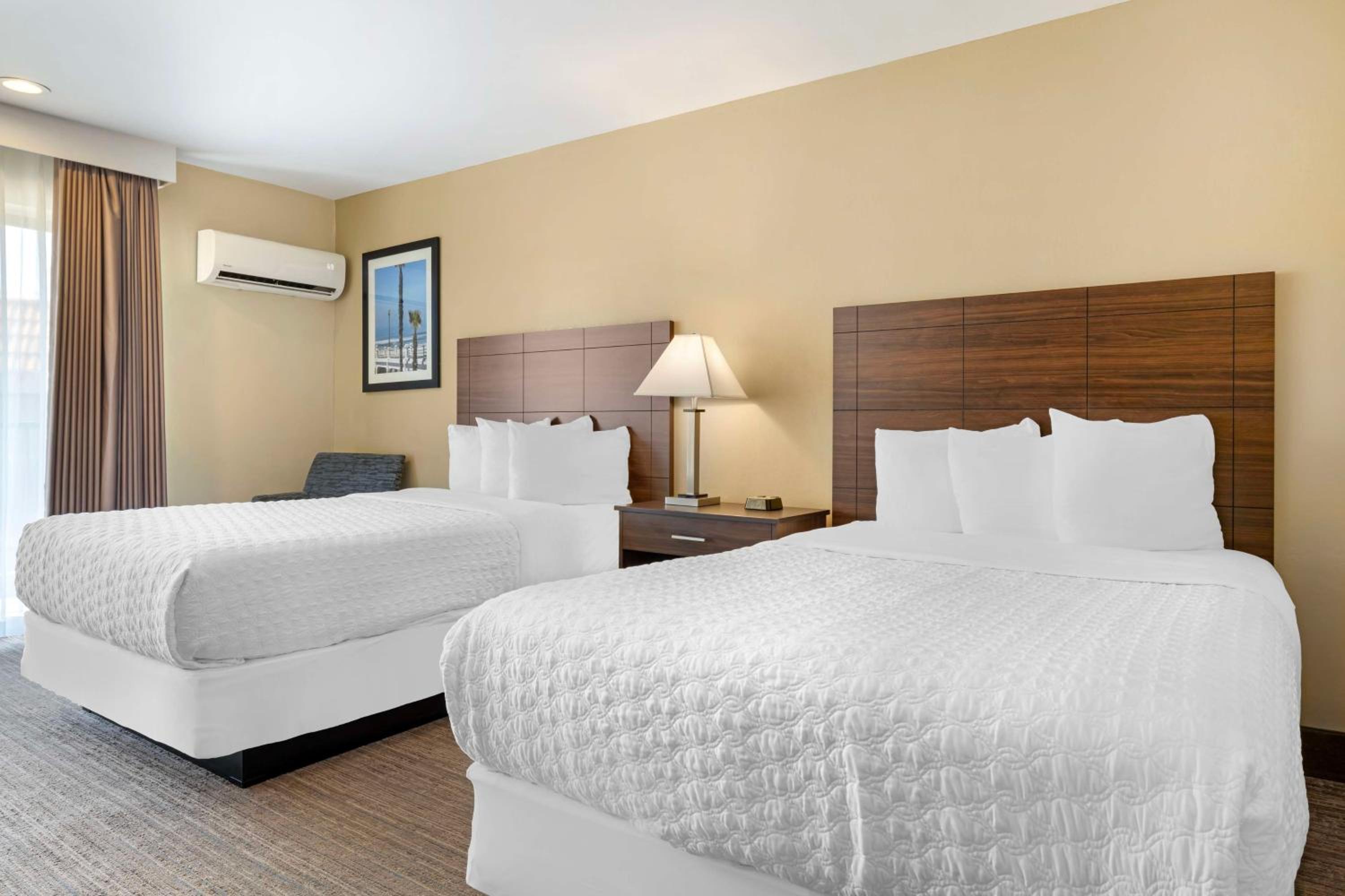 Quadruple Room with Two Double Beds - Non-Smoking - Photo 2