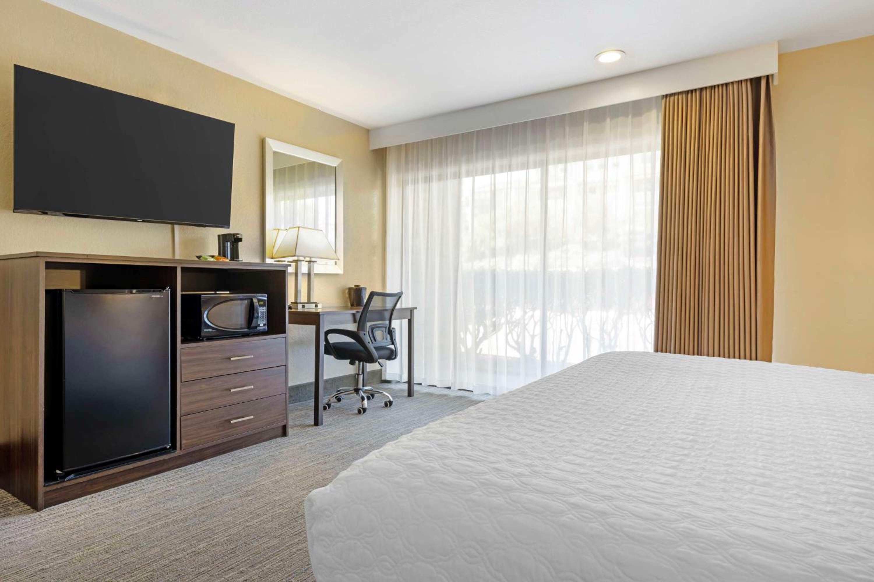 King Room with Roll-in Shower - Disability Access/Non-Smoking - Photo 4